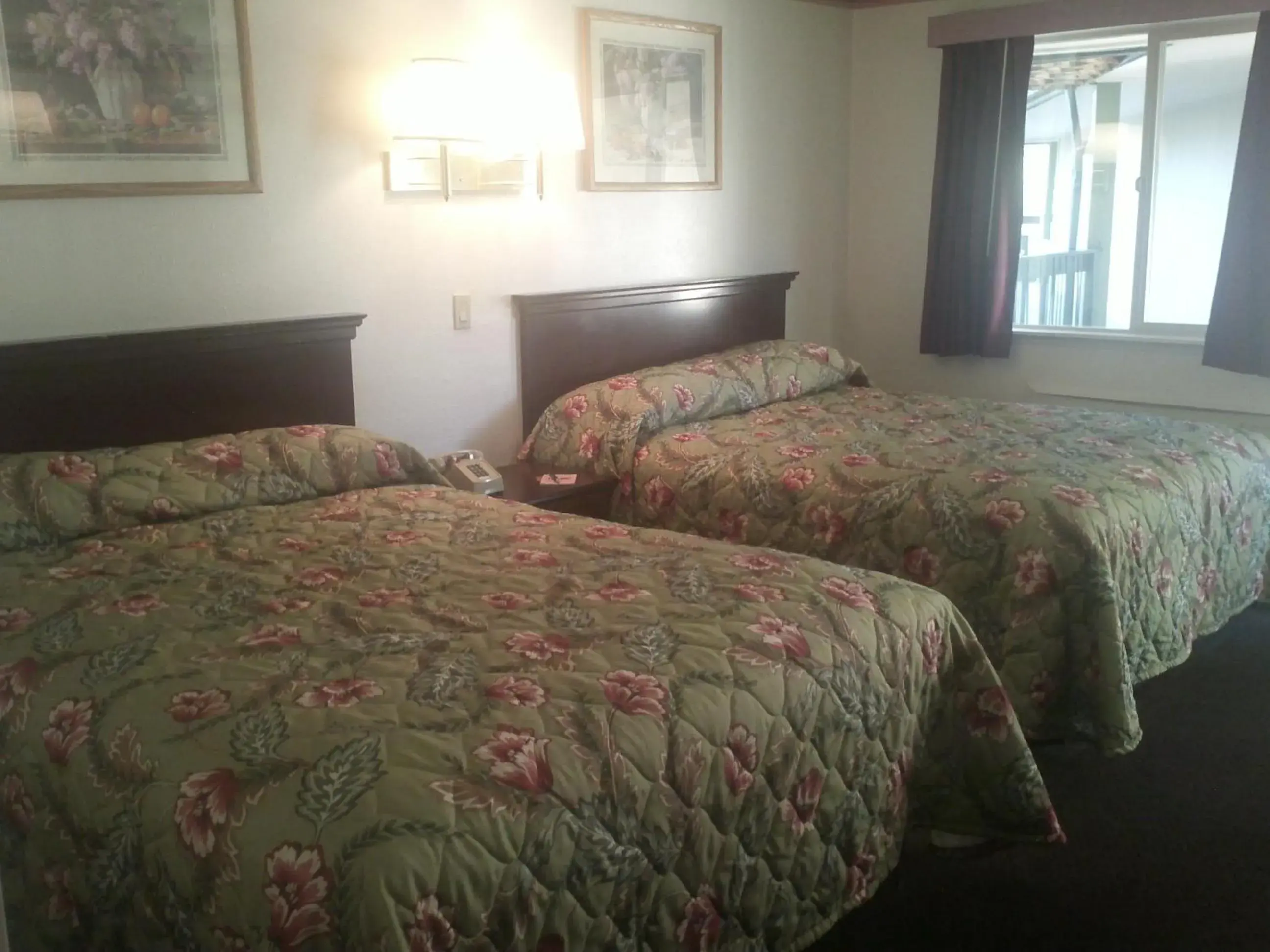 Bed in Sunrise Inn