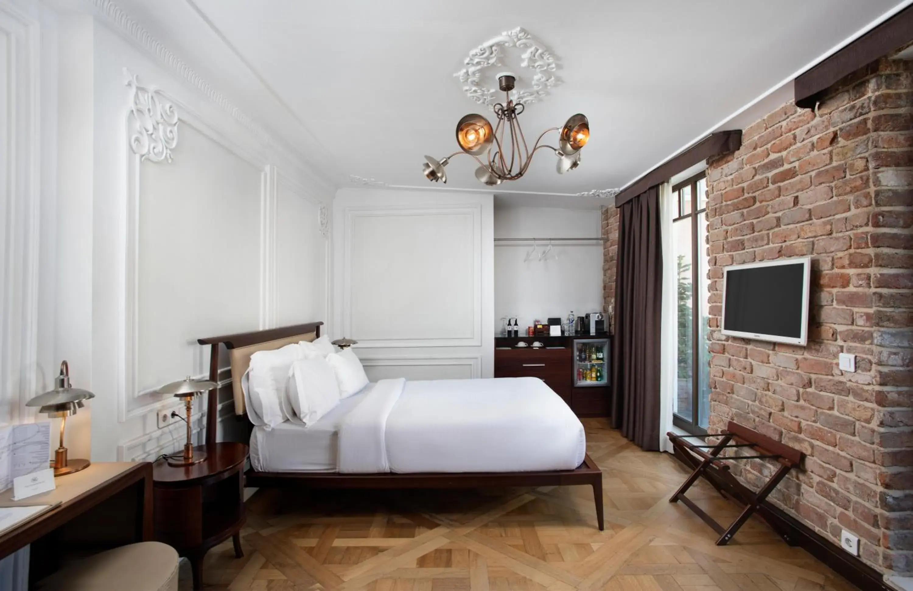 Bed in Georges Hotel Galata