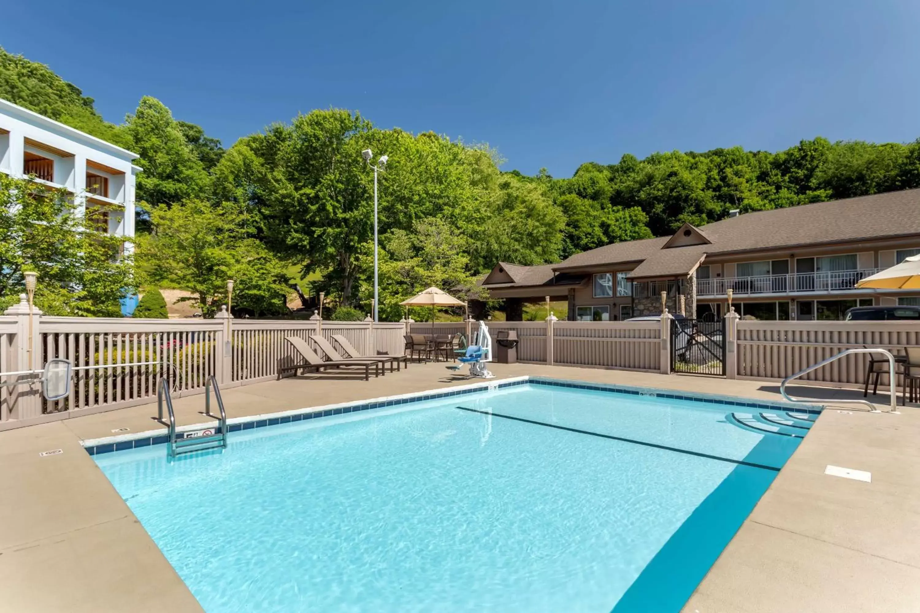 Pool view, Swimming Pool in Best Western Smoky Mountain Inn