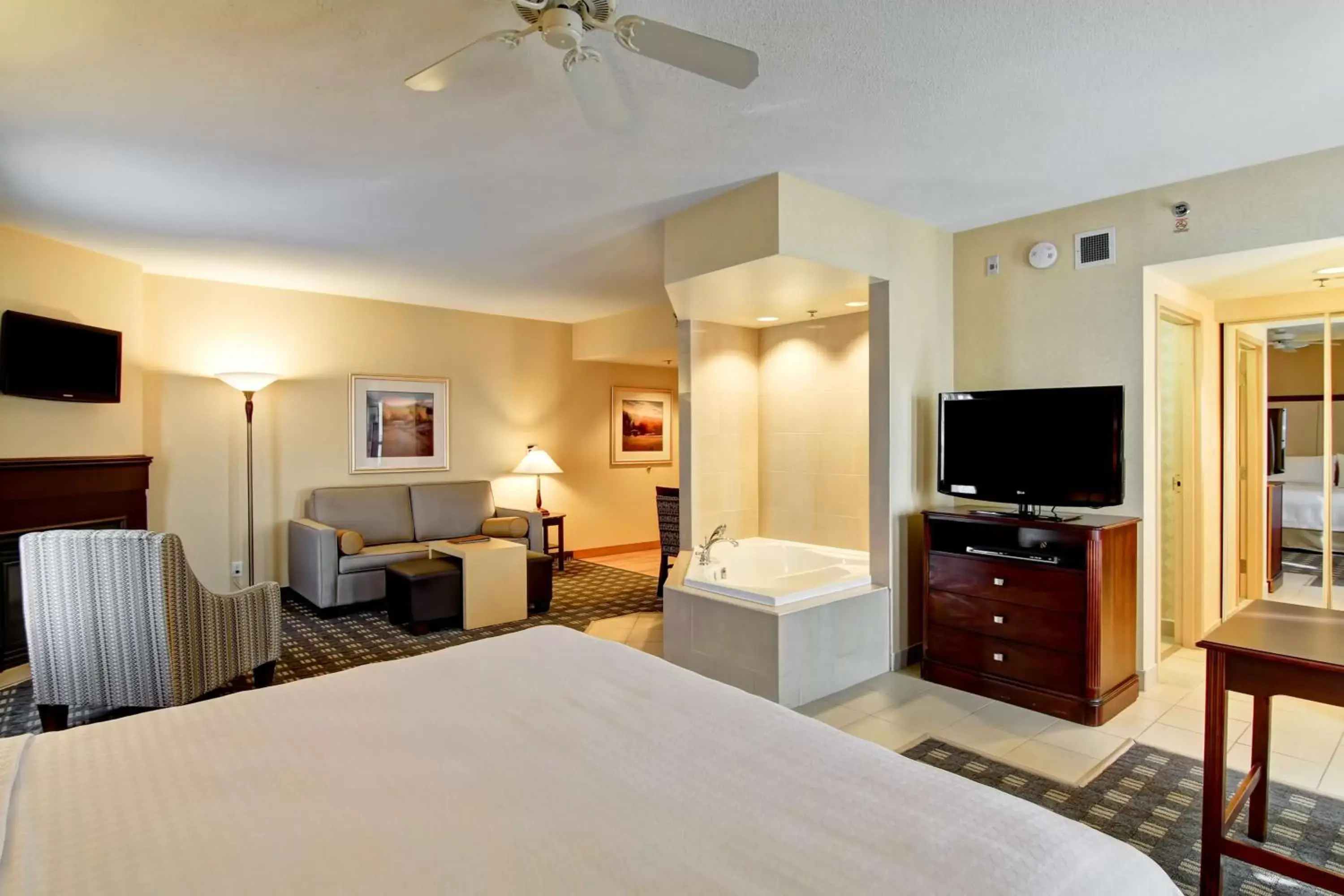 Bathroom, TV/Entertainment Center in Homewood Suites by Hilton Toronto-Mississauga