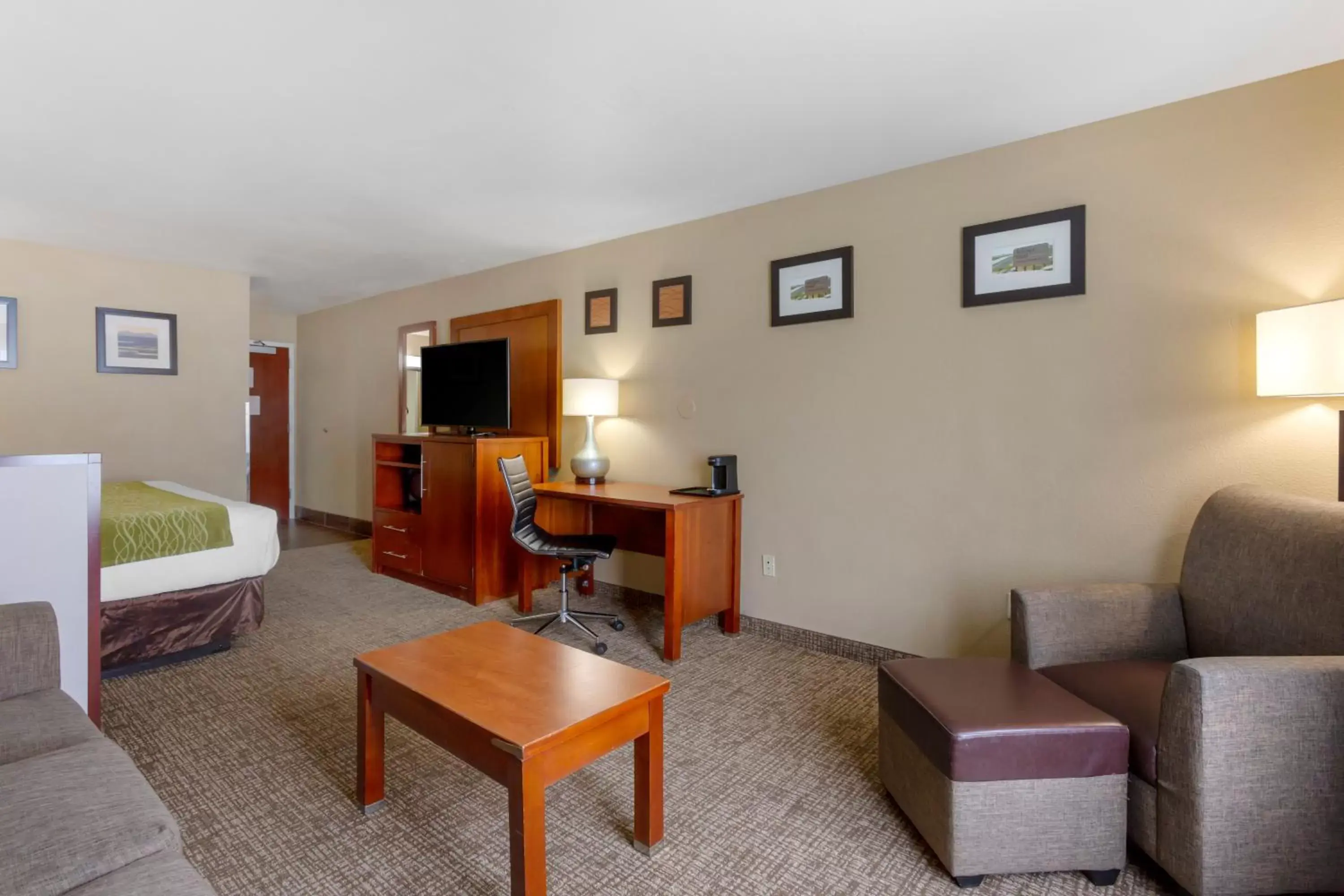Photo of the whole room, Seating Area in Comfort Inn & Suites Salt Lake City/Woods Cross