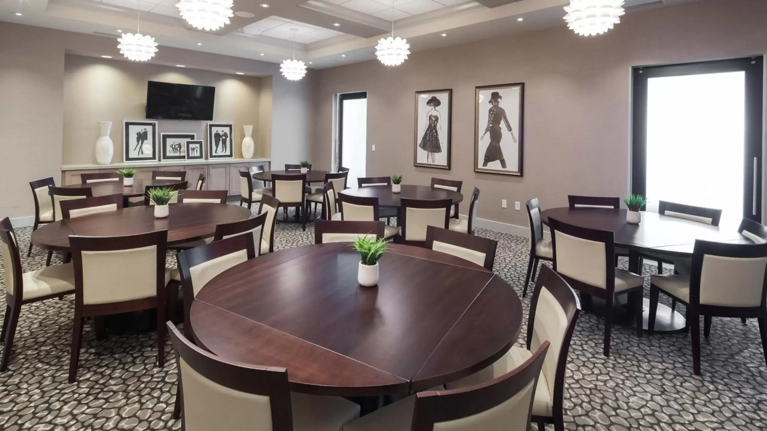 Meeting/conference room, Restaurant/Places to Eat in Holiday Inn Hotel & Suites Davenport, an IHG Hotel