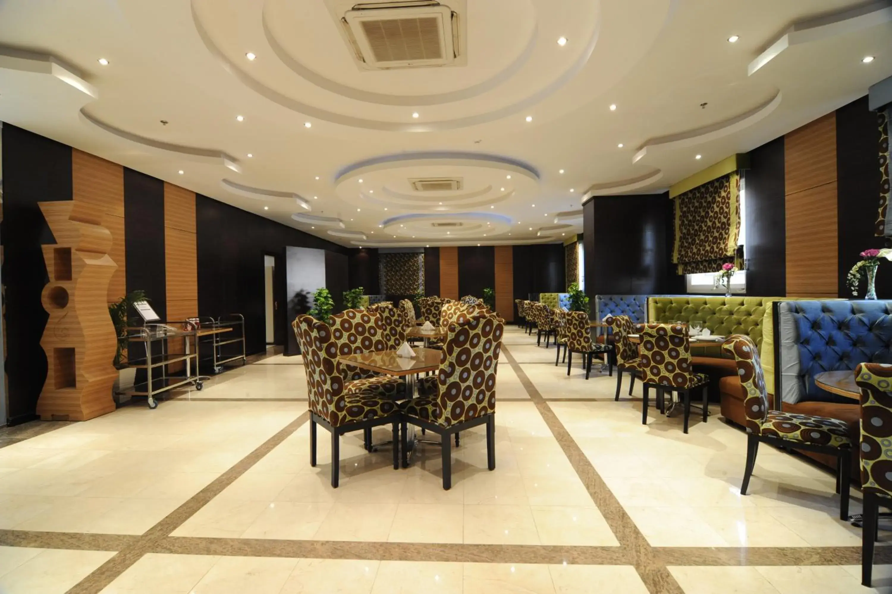 Restaurant/places to eat, Lounge/Bar in Rose Garden Hotel