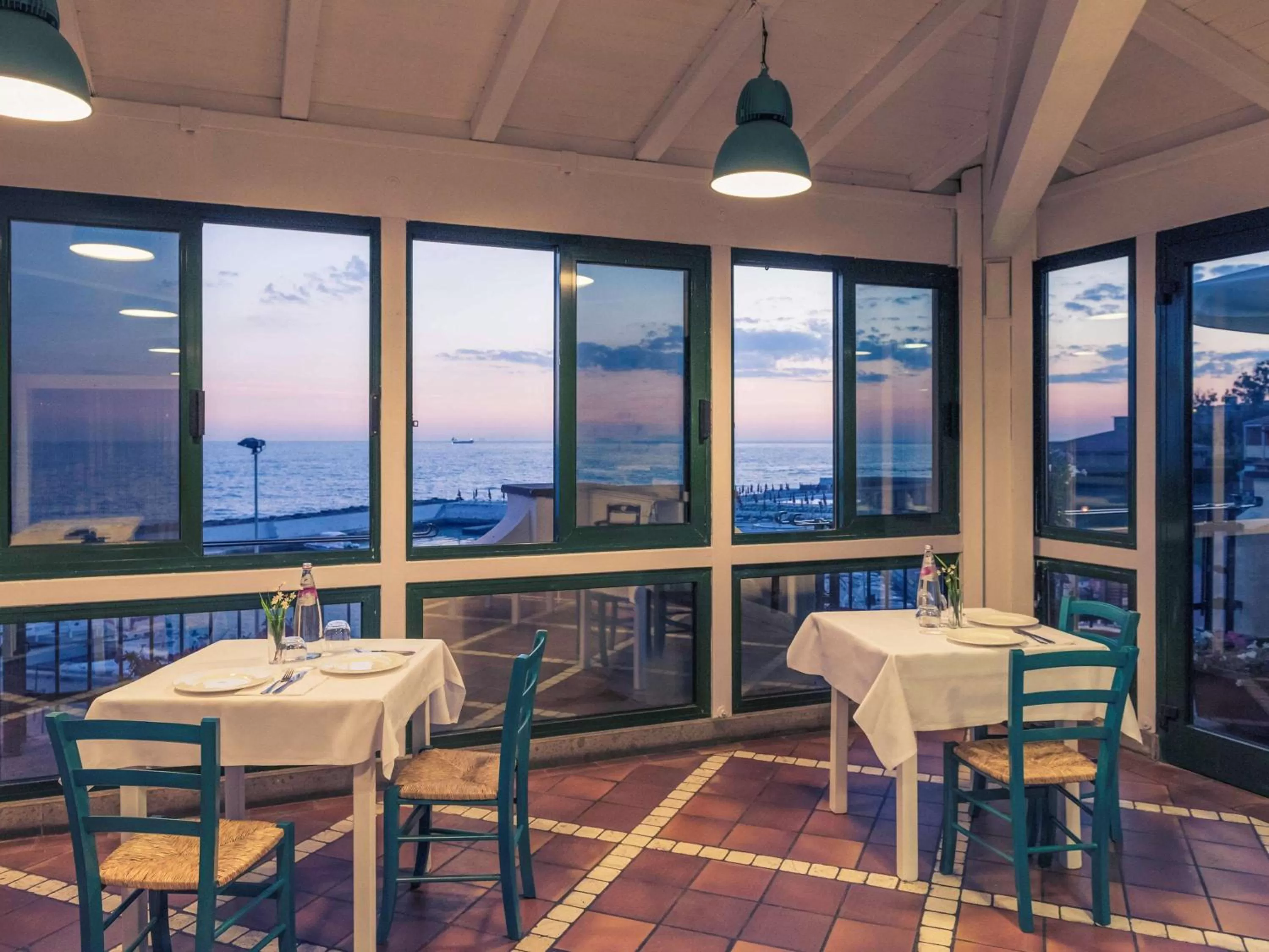 Restaurant/places to eat in Sunbay Park Hotel