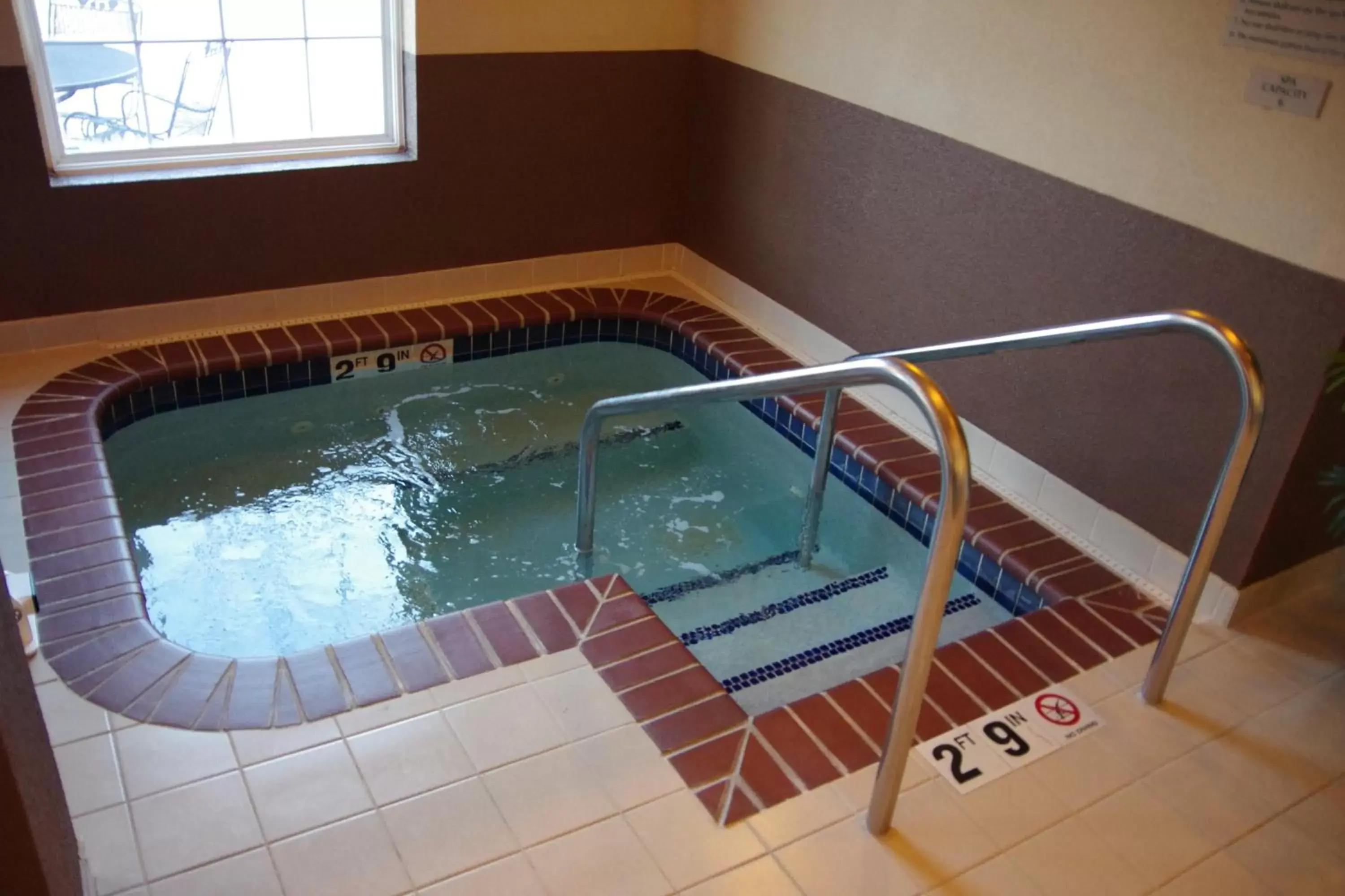 Hot Tub, Swimming Pool in GrandStay Hotel & Suites Ames