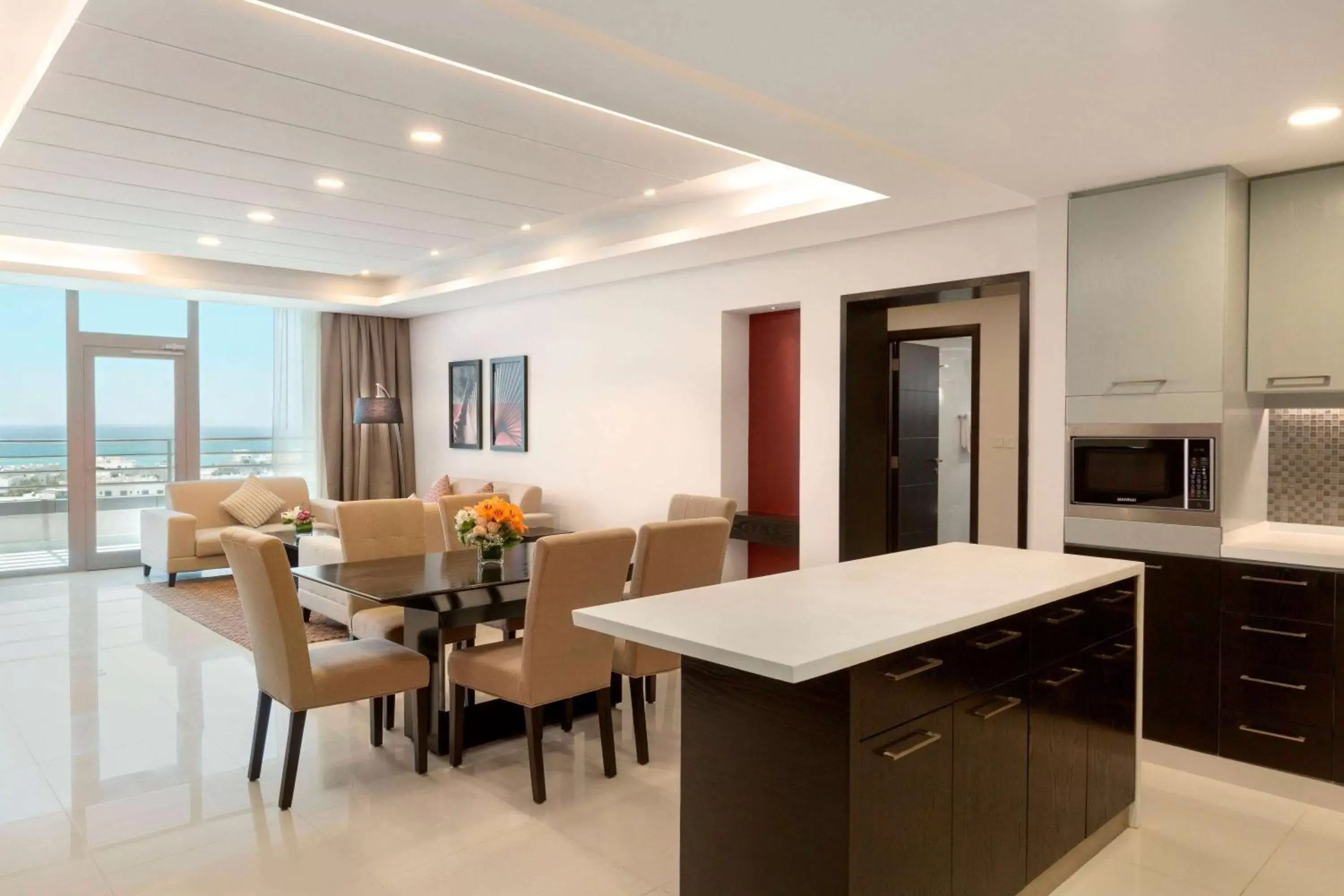 Bed, Kitchen/Kitchenette in Ramada Hotel and Suites Amwaj Islands