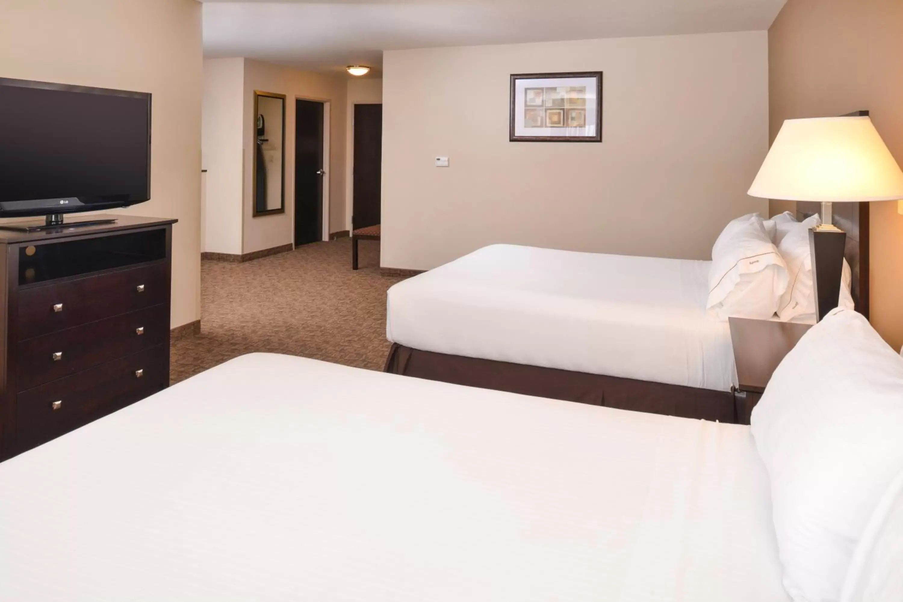 Photo of the whole room, Bed in Holiday Inn Express and Suites Wheeling, an IHG Hotel