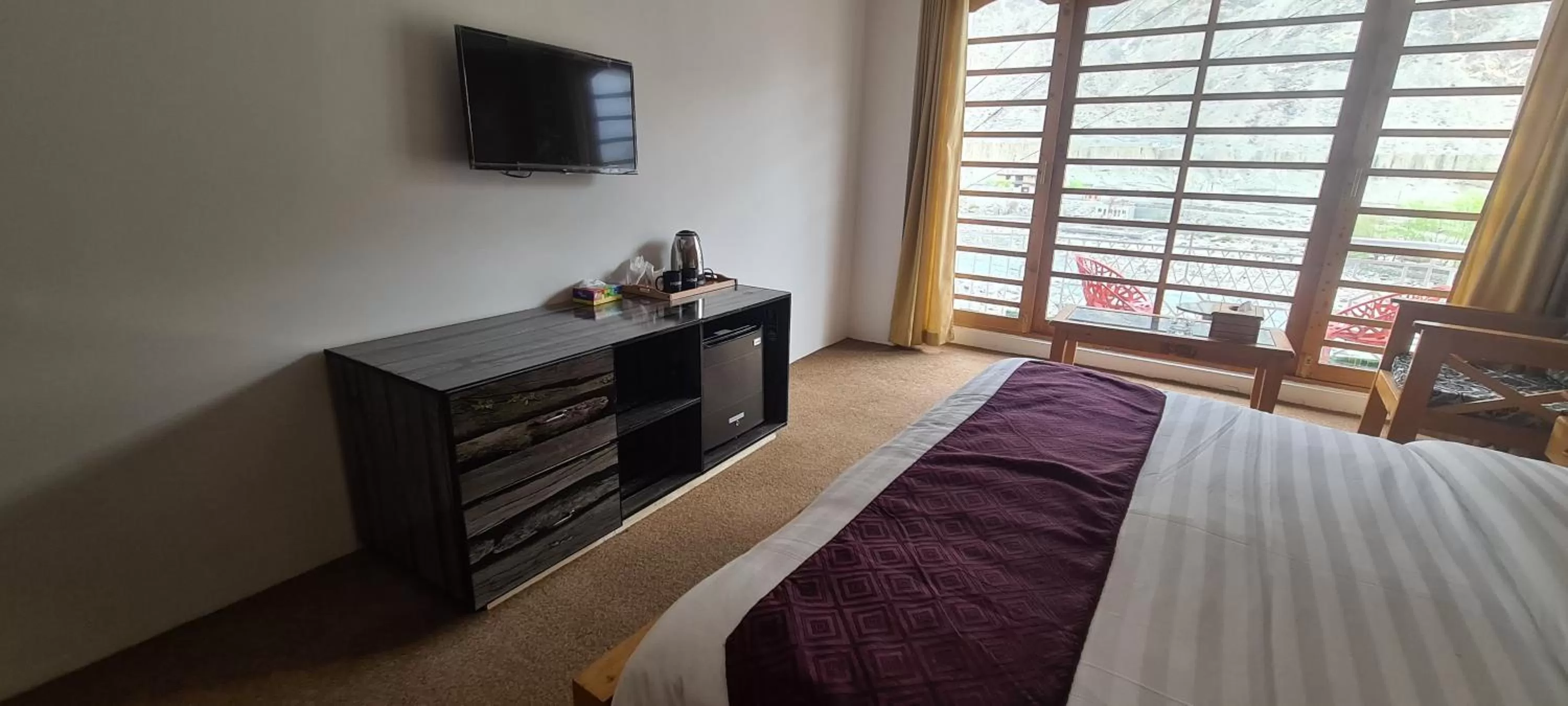 Bed in Indus Lodges Gilgit