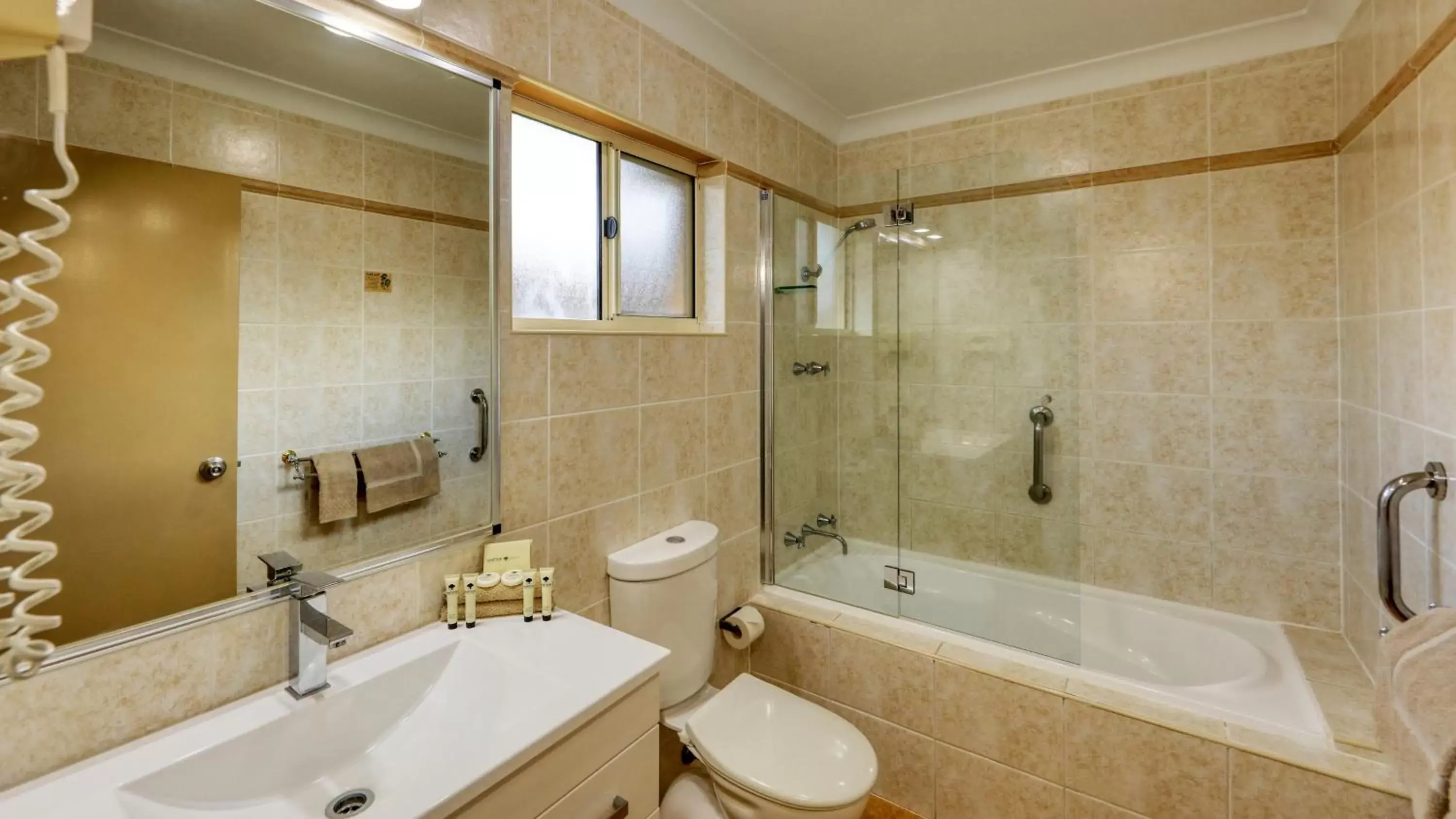 Bathroom in Edward Parry Motel and Apartments