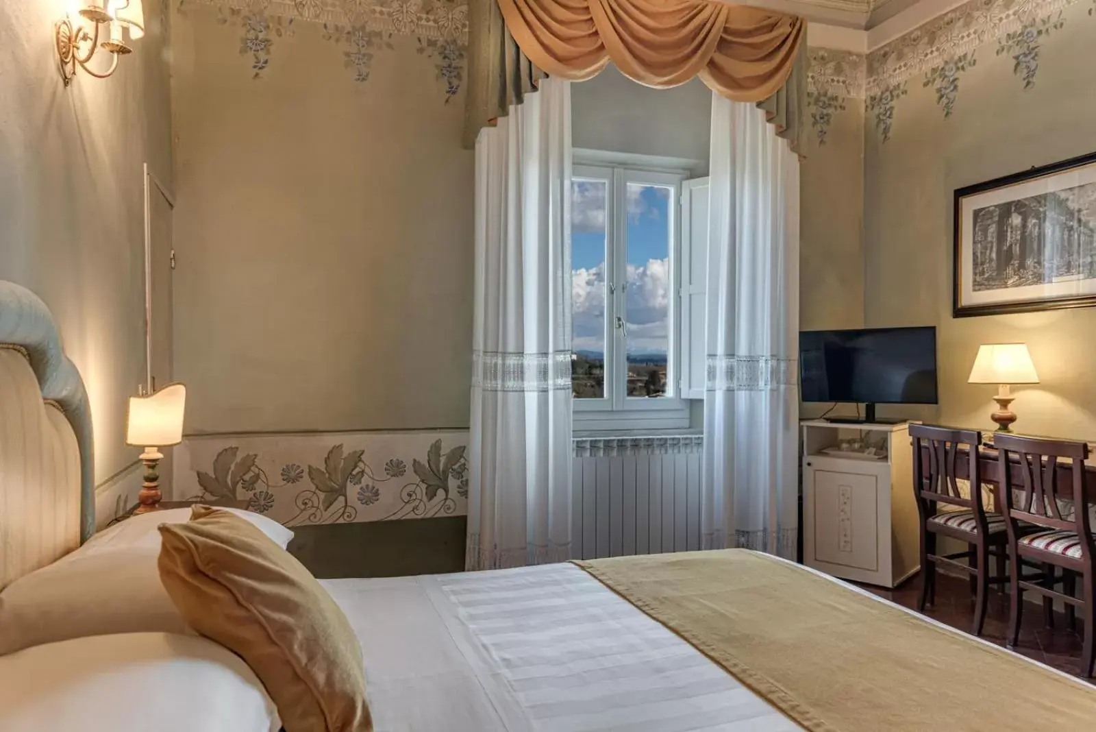 View (from property/room), Bed in Hotel Palazzo di Valli