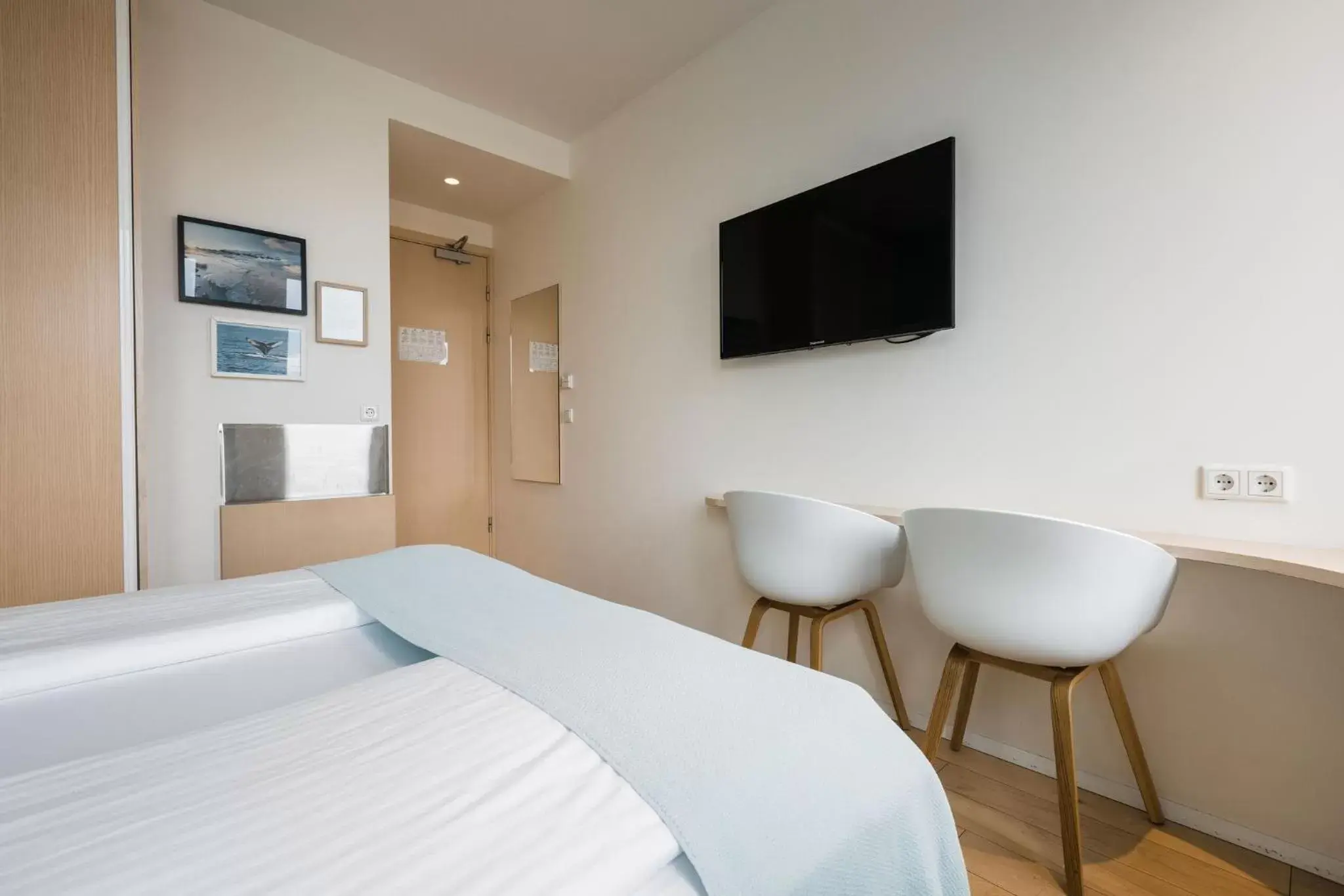 TV and multimedia, TV/Entertainment Center in Reykjavik Lights Hotel by Keahotels