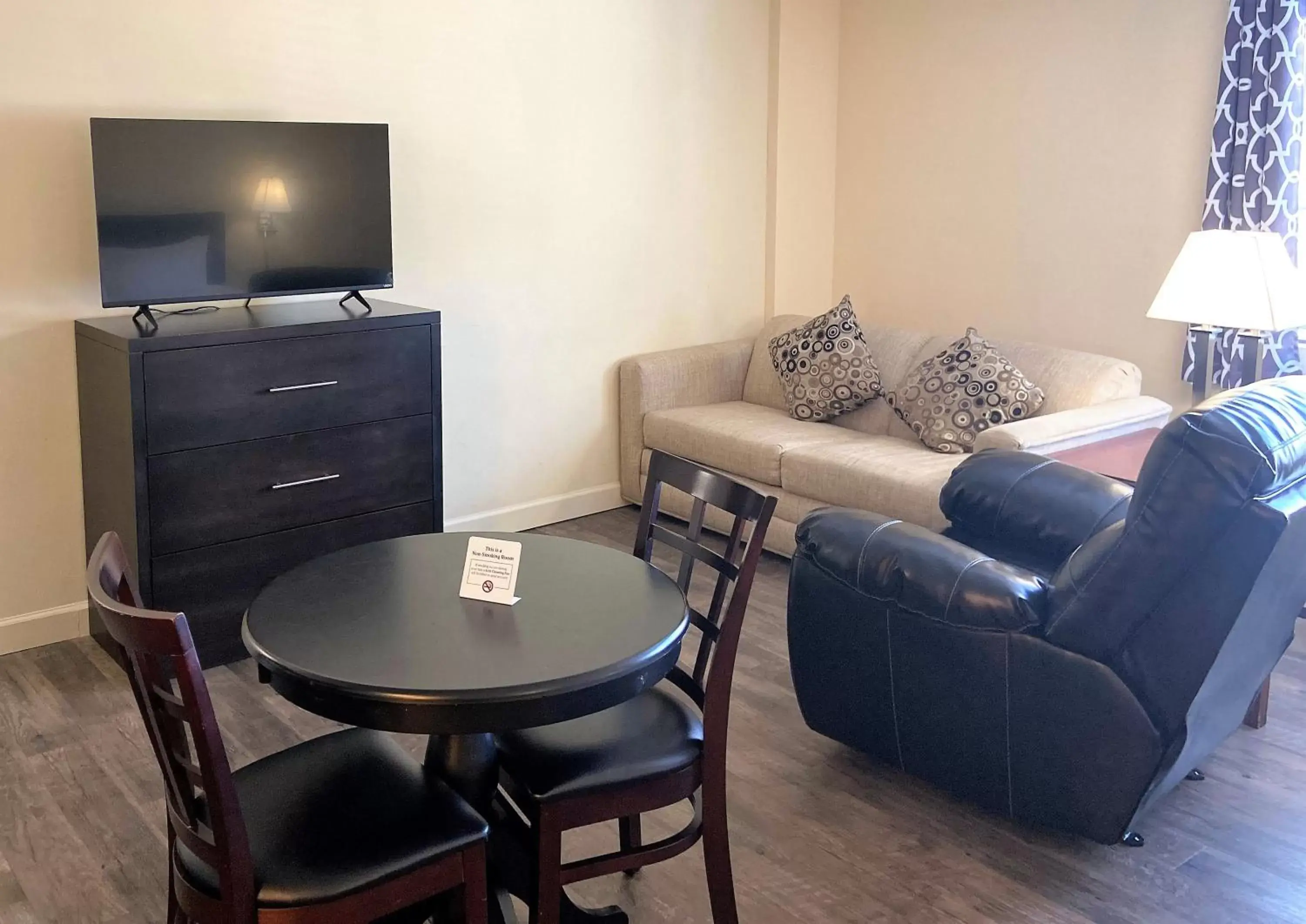 Living room, Seating Area in University Inn Duke