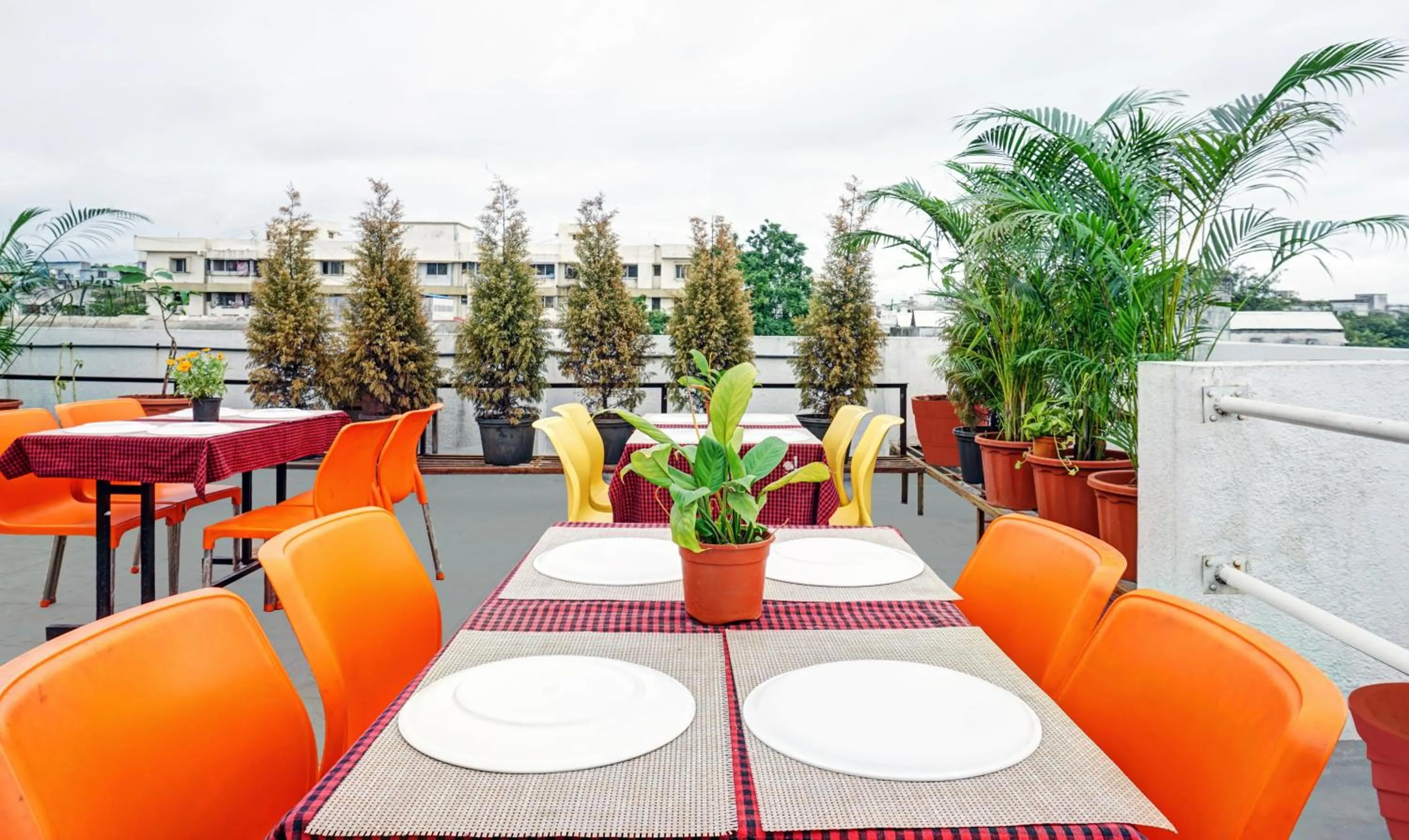 Restaurant/places to eat in Treebo Classic Grande, Camp