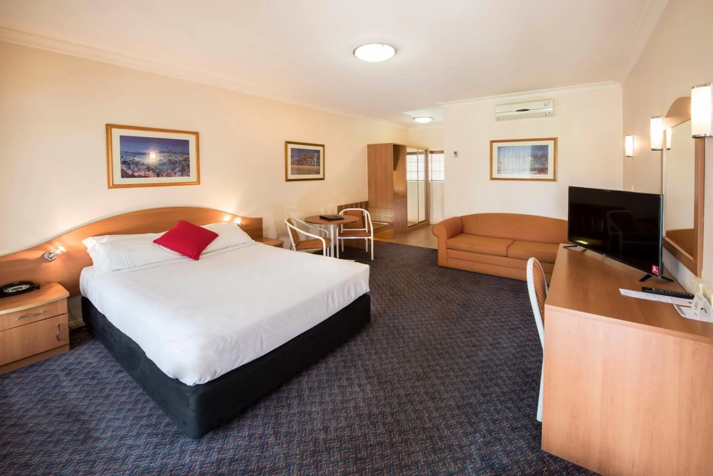 Photo of the whole room in Quality Inn Penrith Sydney