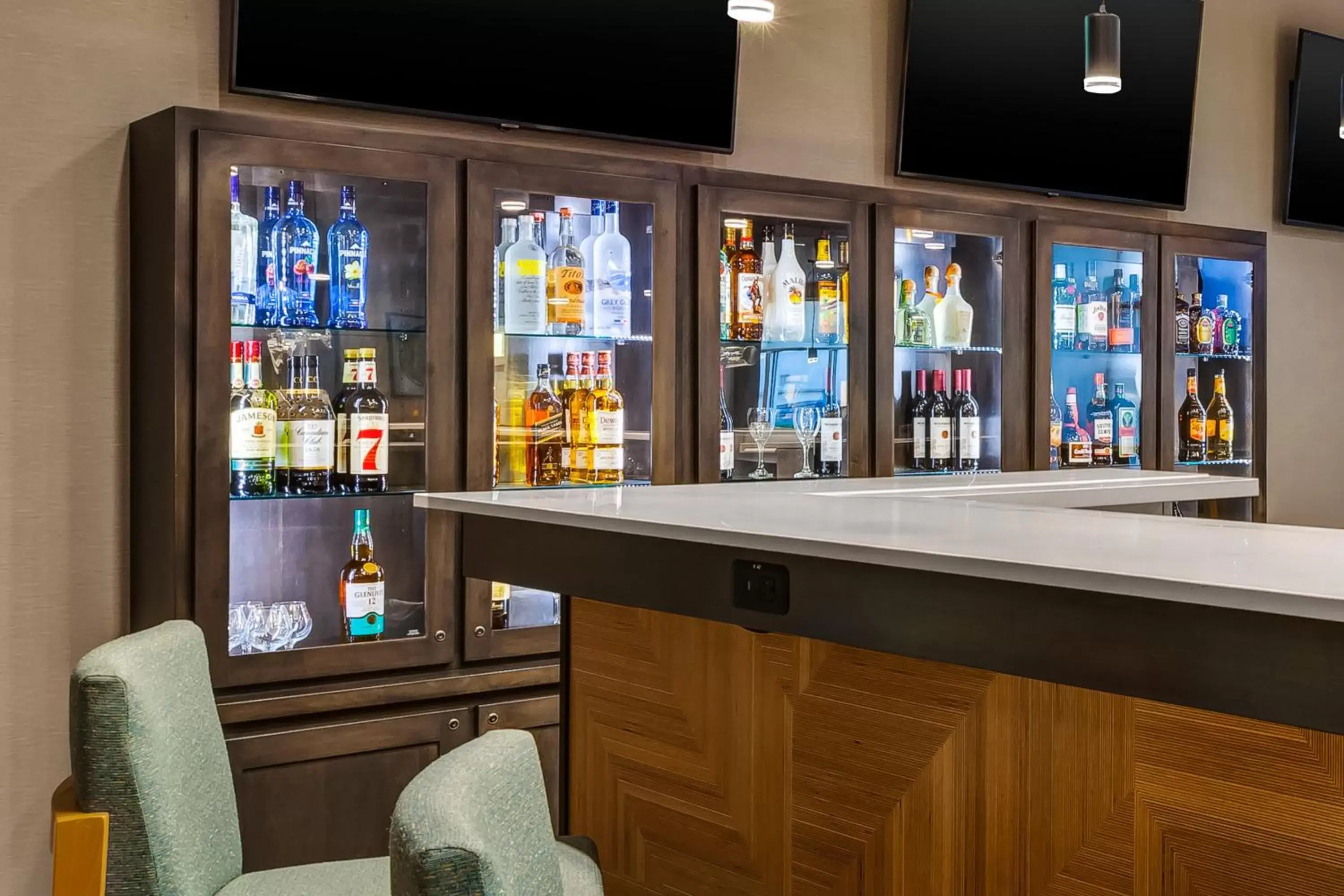 Lounge or bar in Holiday Inn & Suites - Toledo Southwest - Perrysburg, an IHG Hotel