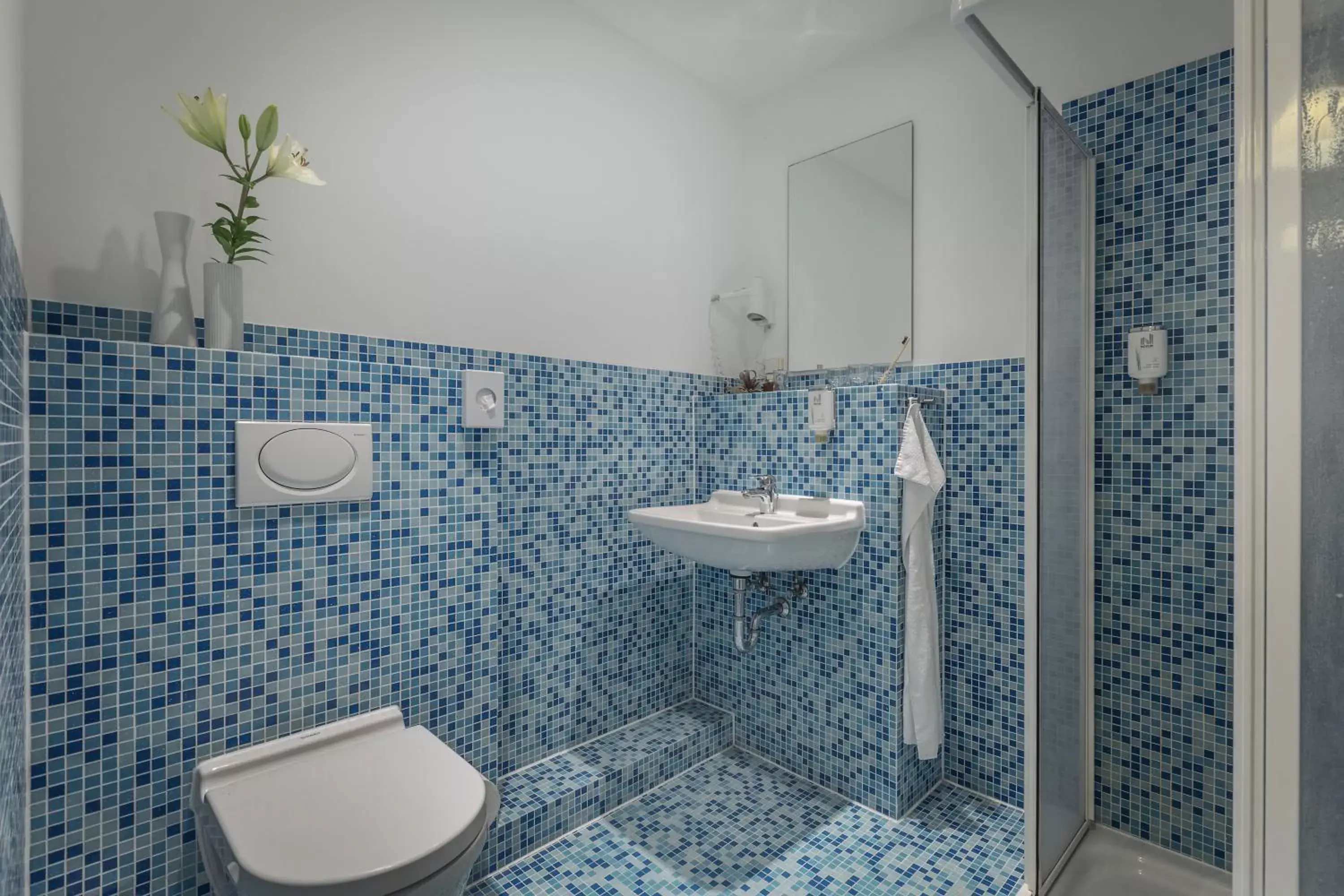 Toilet, Bathroom in Novum Hotel Holstenwall Hamburg Neustadt