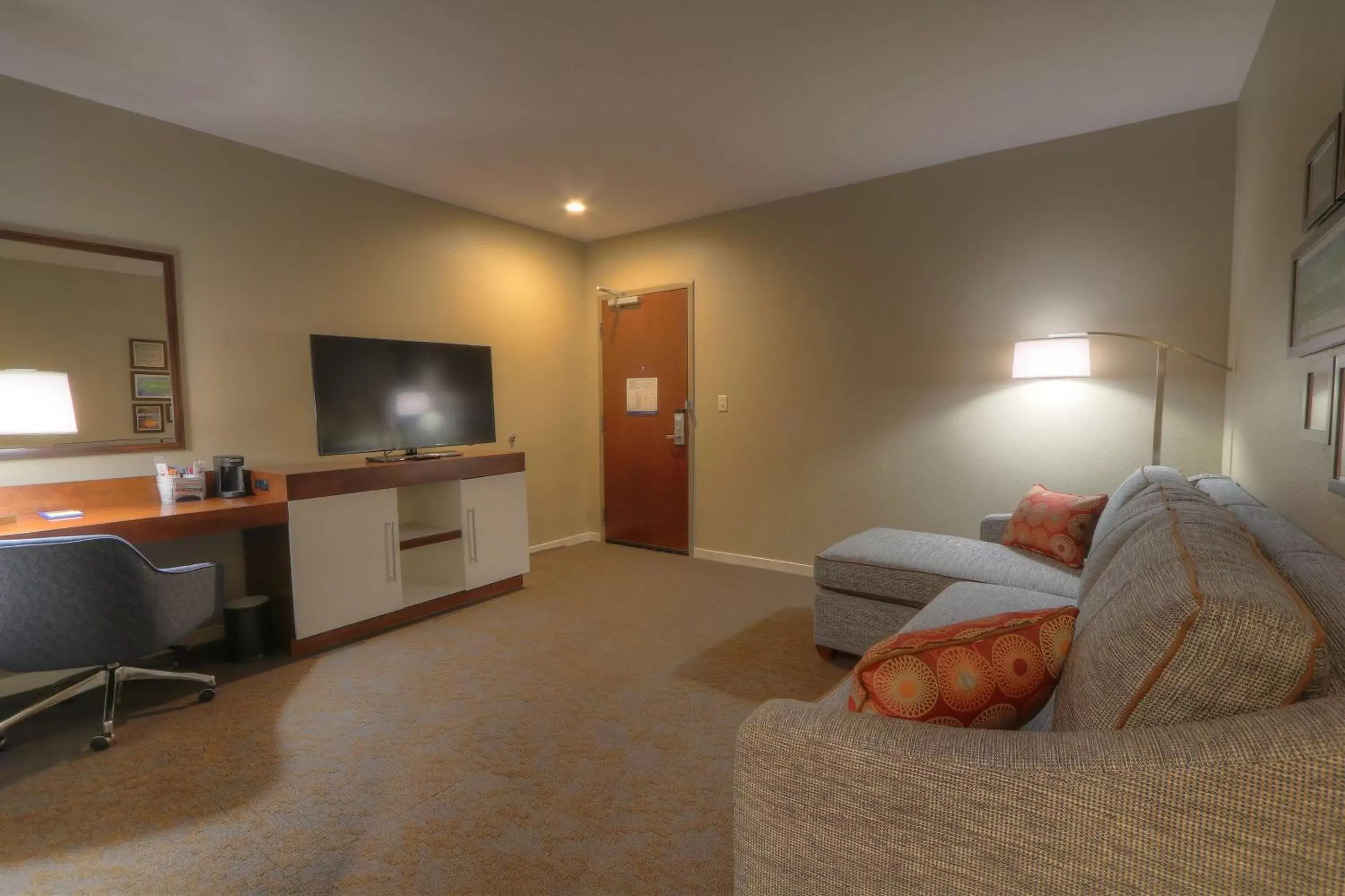 Bedroom, Seating Area in Hampton Inn Gatlinburg Historic Nature Trail, Tn