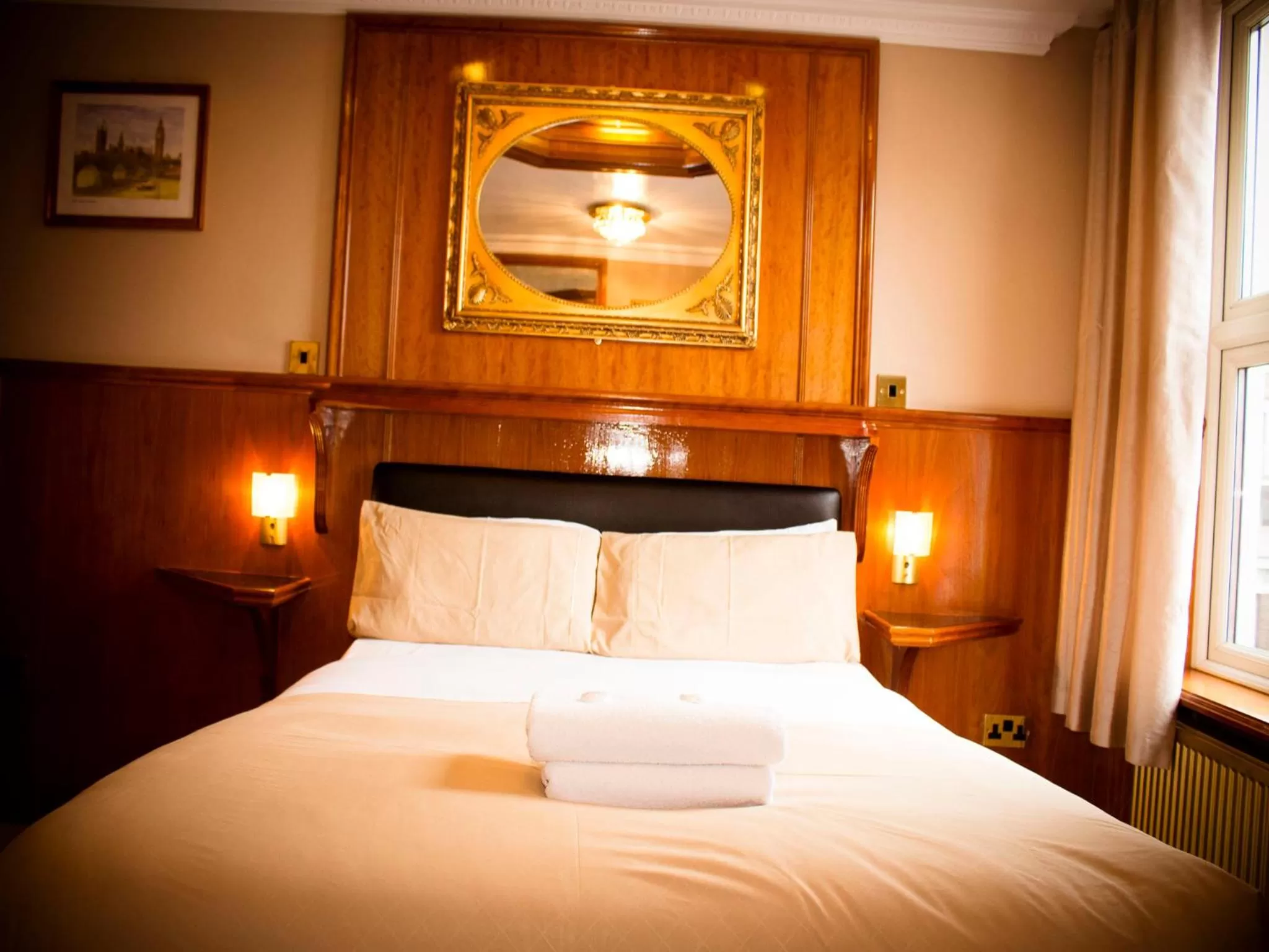 Photo of the whole room, Bed in Cricklewood Lodge Hotel