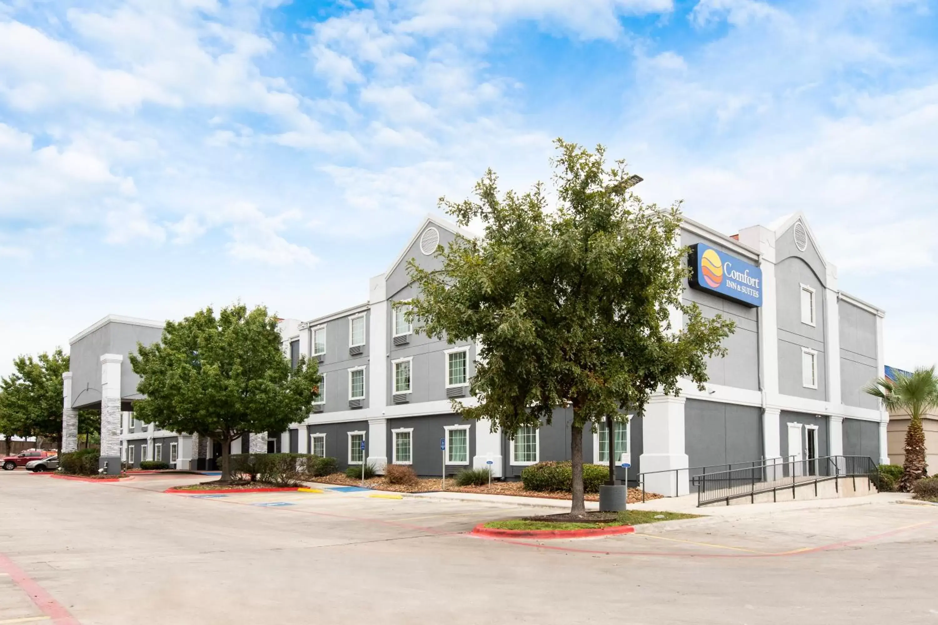 Property building in Comfort Inn & Suites Near Medical Center Property building in Comfort Inn & Suites Near Medical Center