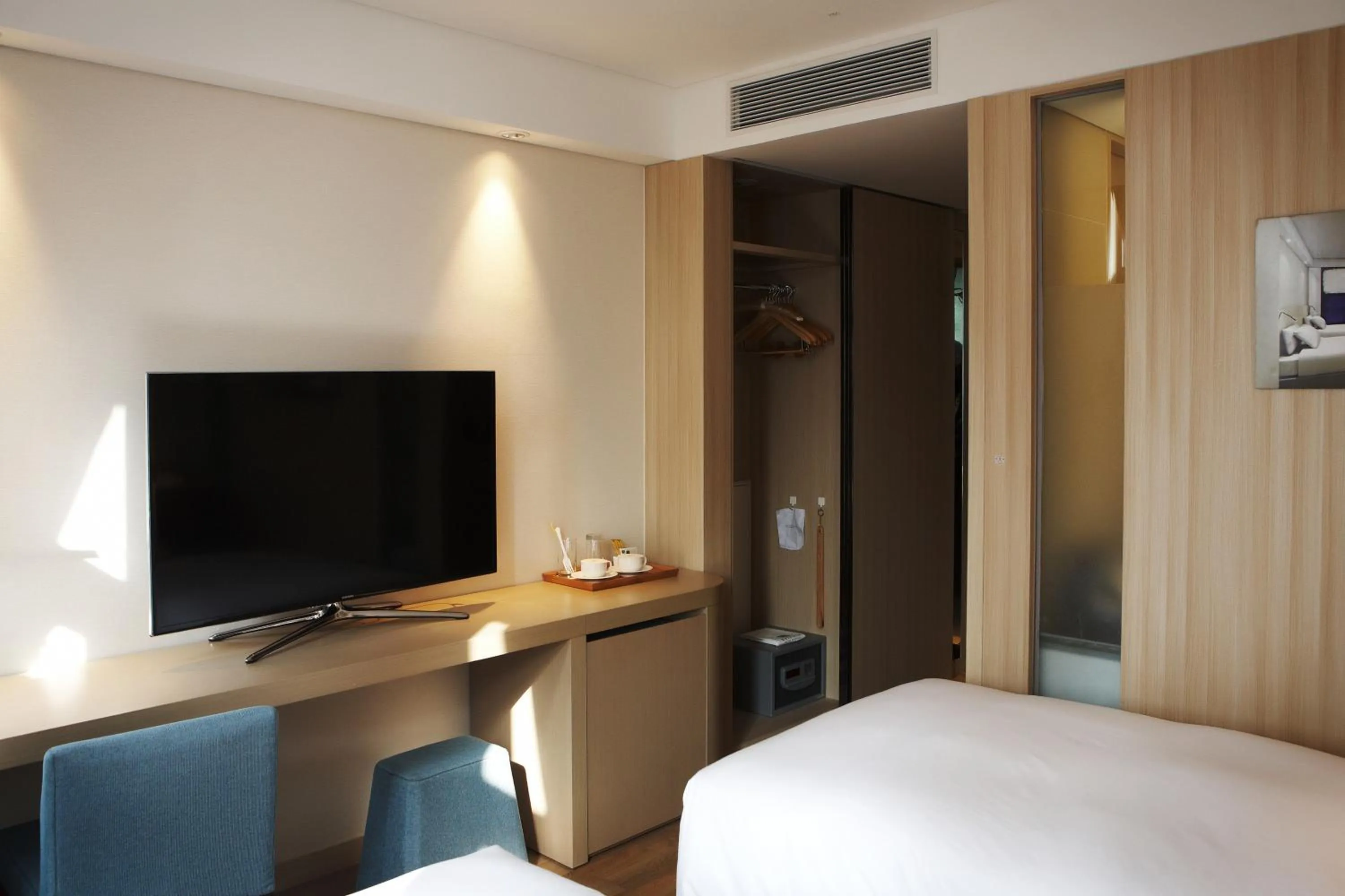 Photo of the whole room, Bed in Mayplace Hotel