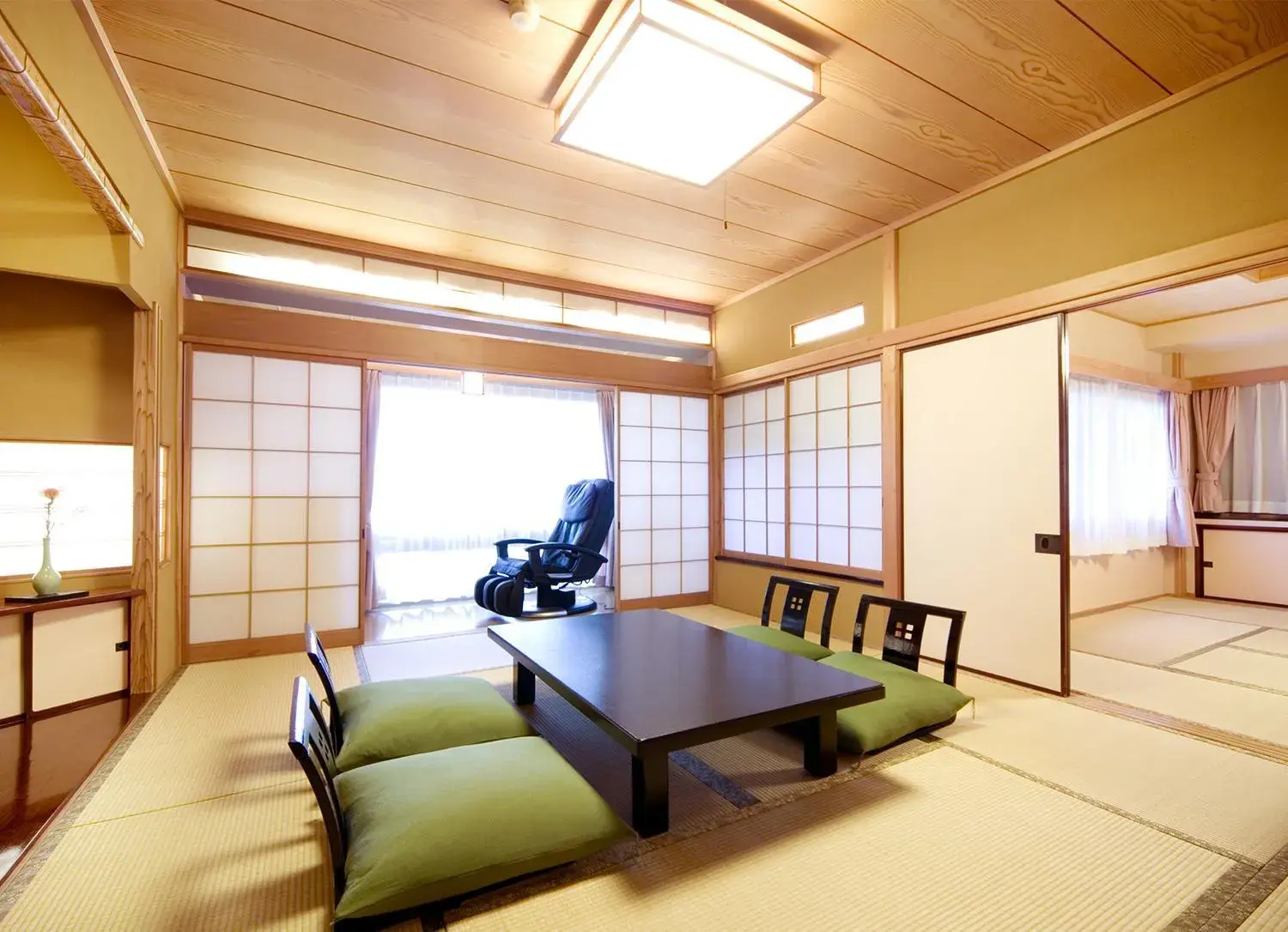 Photo of the whole room, Seating Area in Tsuruya Kisshotei