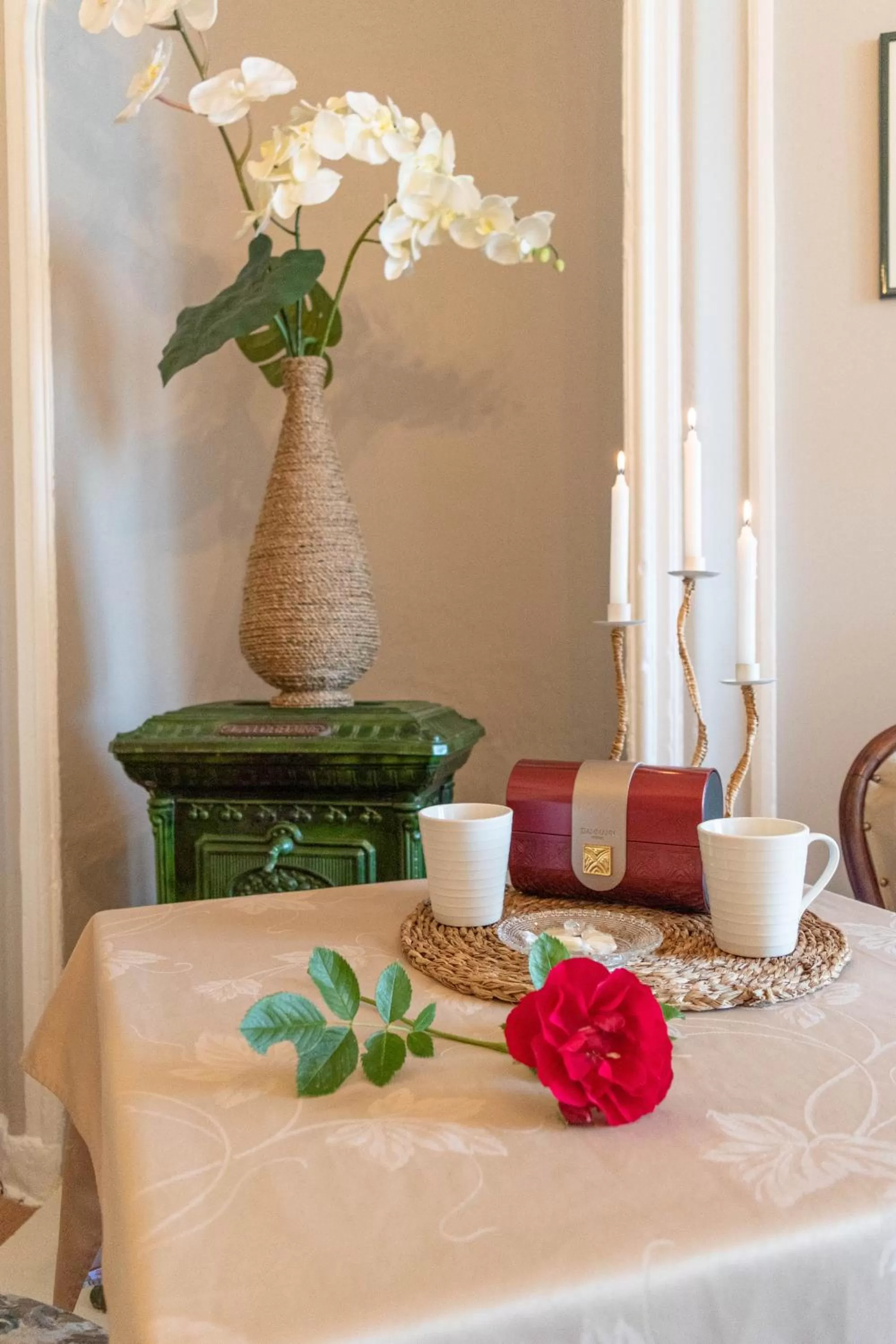 Coffee/tea facilities in La Fée Maison