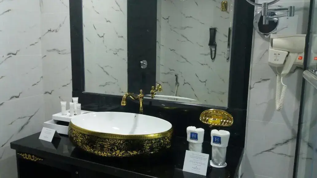 Bathroom in Golden Tulip Headington