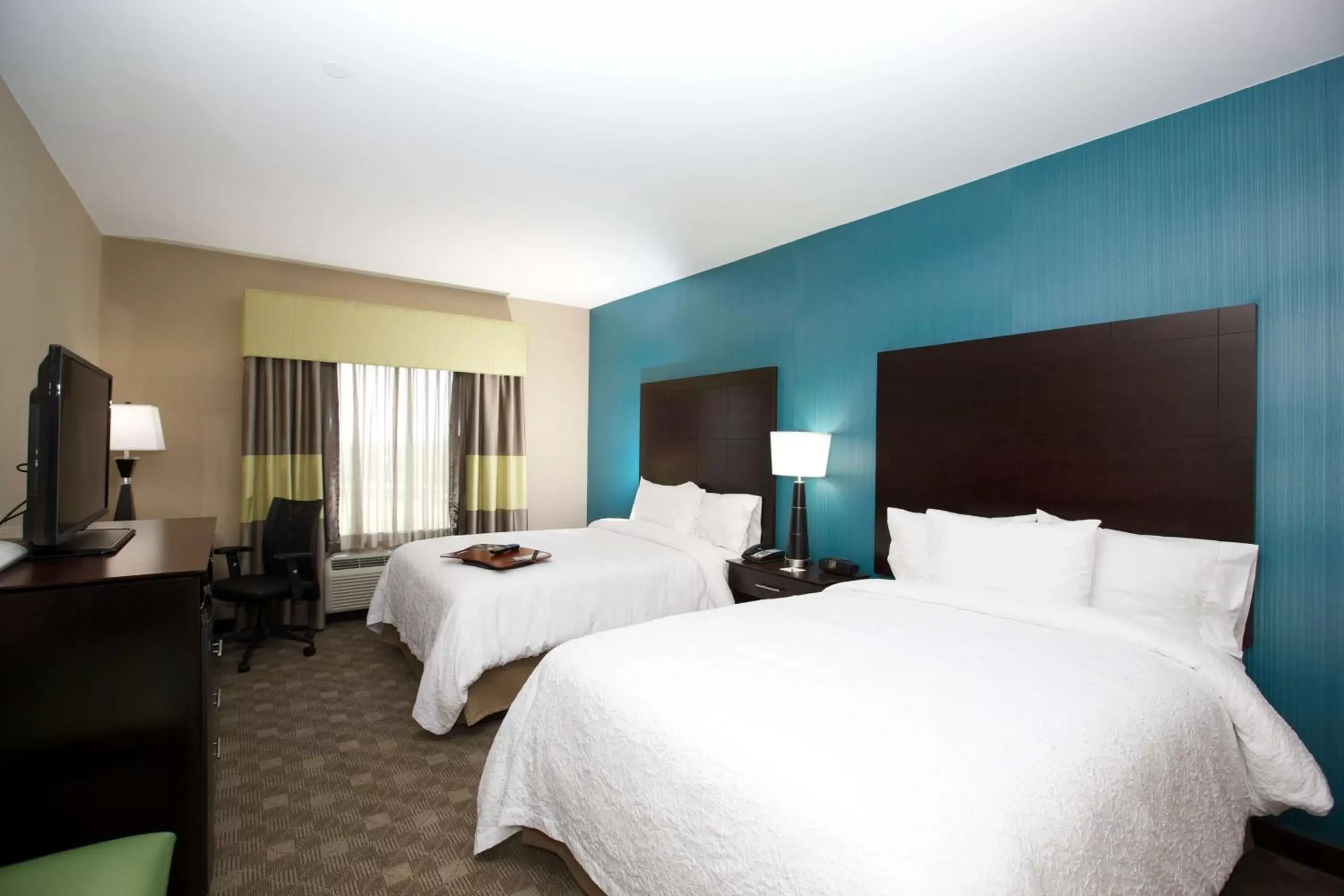 Bed in Hampton Inn and Suites Missouri City