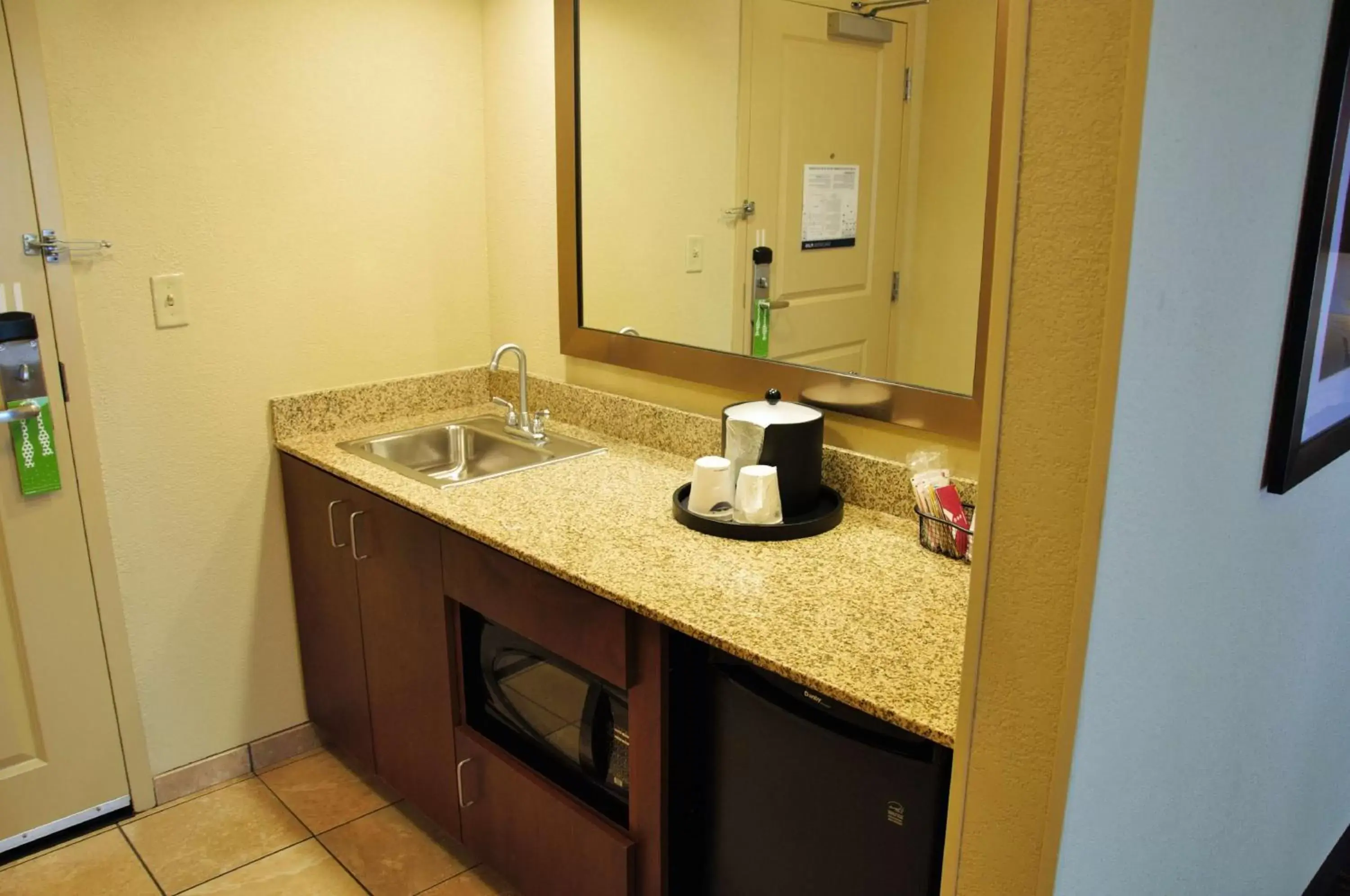 Kitchen or kitchenette, Bathroom in Hampton Inn & Suites Cincinnati / Uptown - University Area