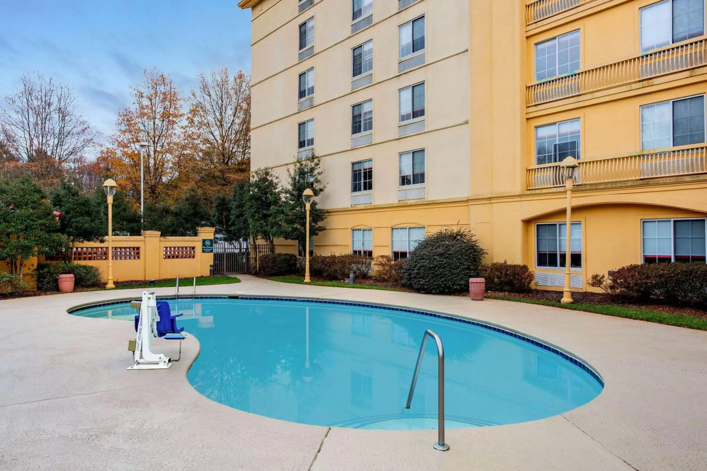 Pool view, Swimming Pool in La Quinta by Wyndham Raleigh/Durham Southpoint