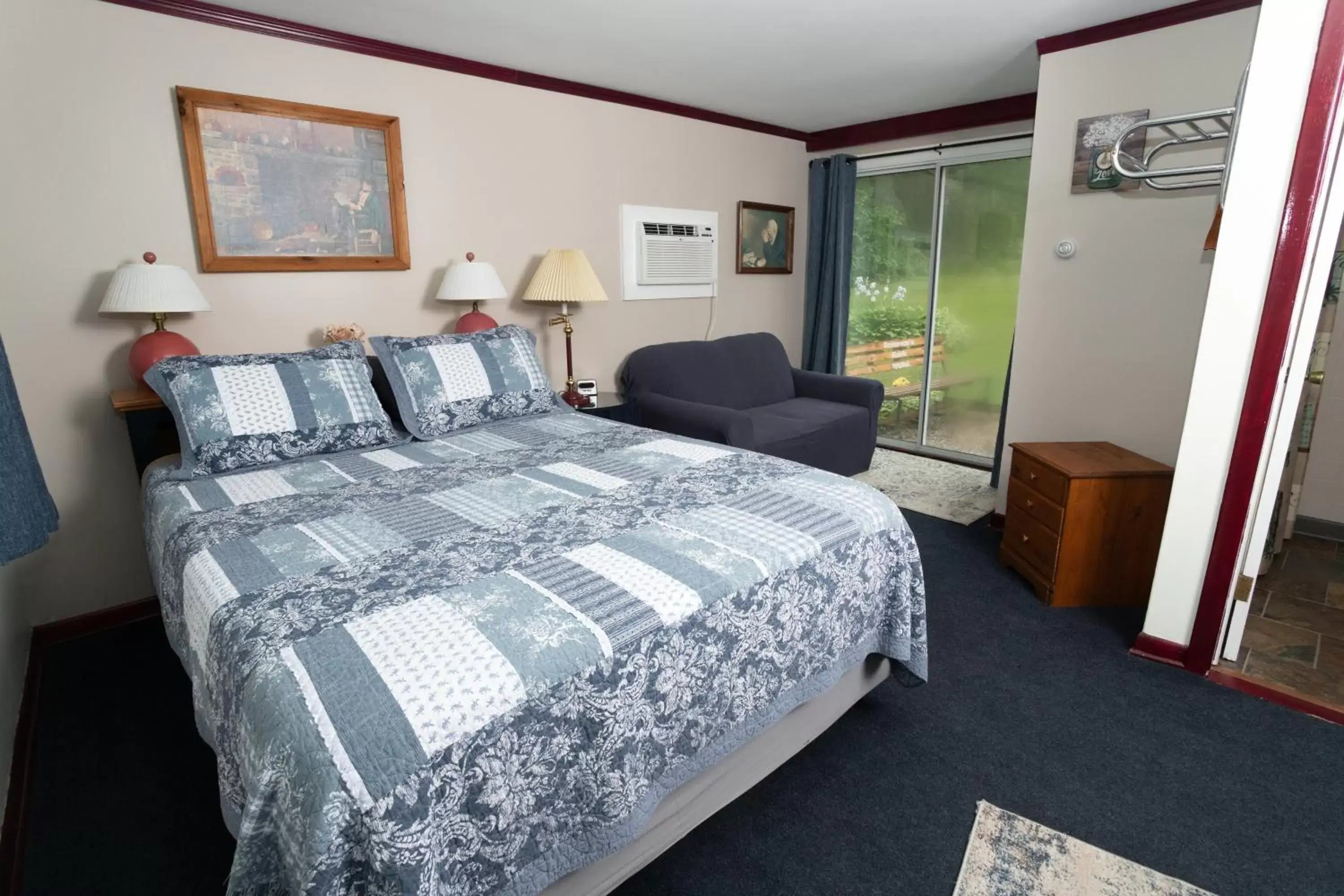 Photo of the whole room, Bed in Governor's Rock Motel