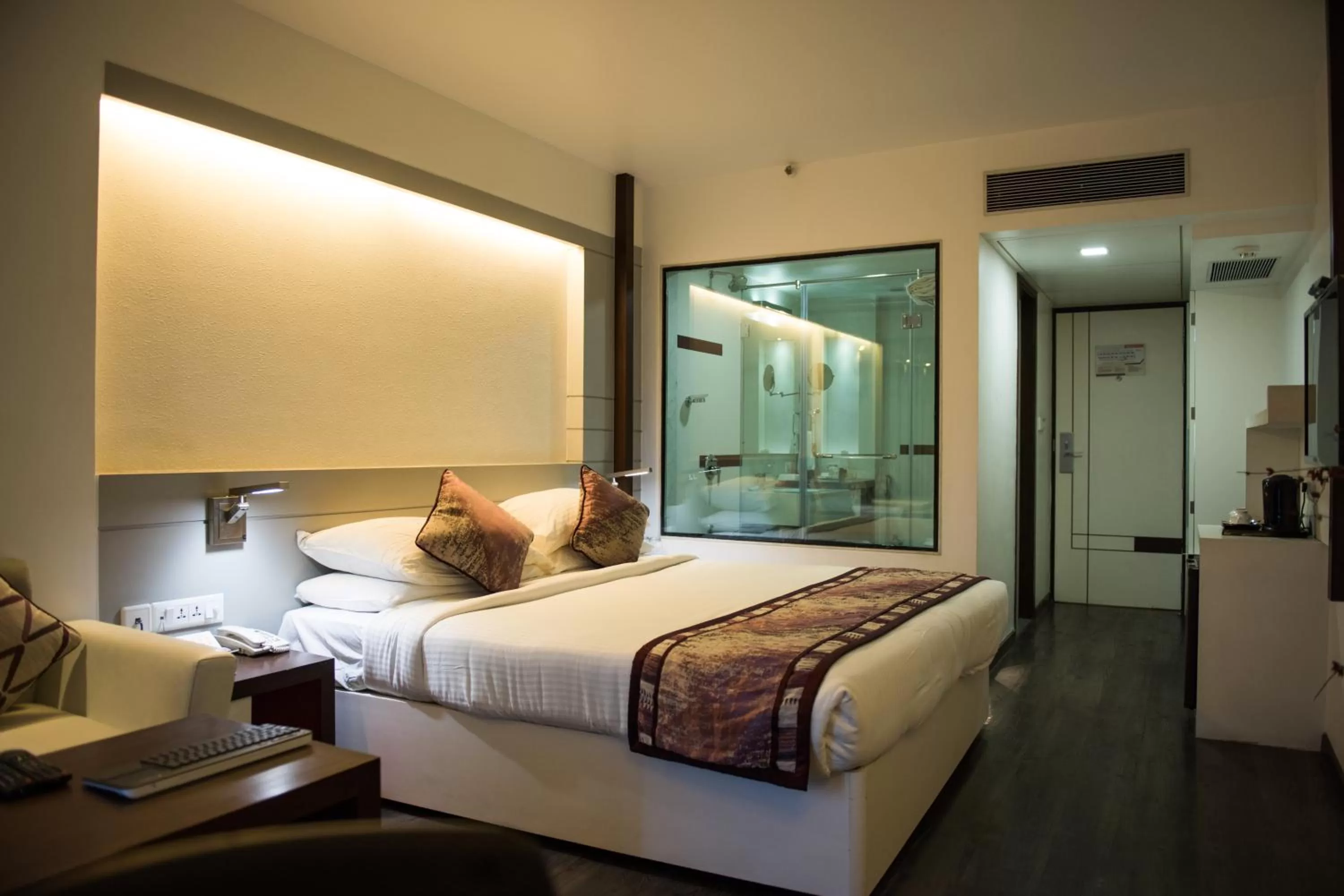 Photo of the whole room, Bed in Sayaji Indore