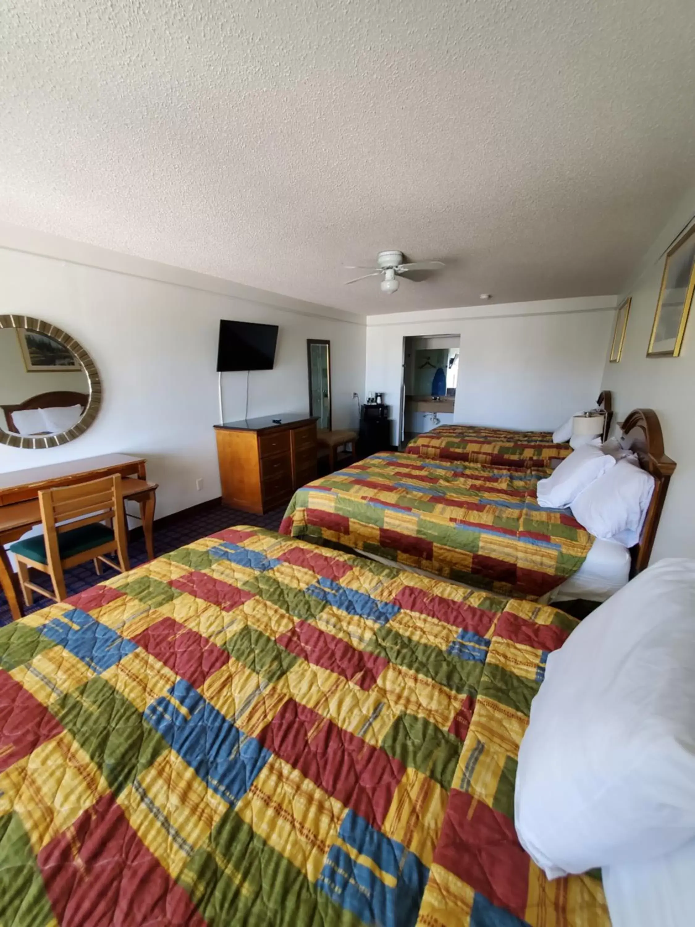 Bed in Deluxe Inn and Suites