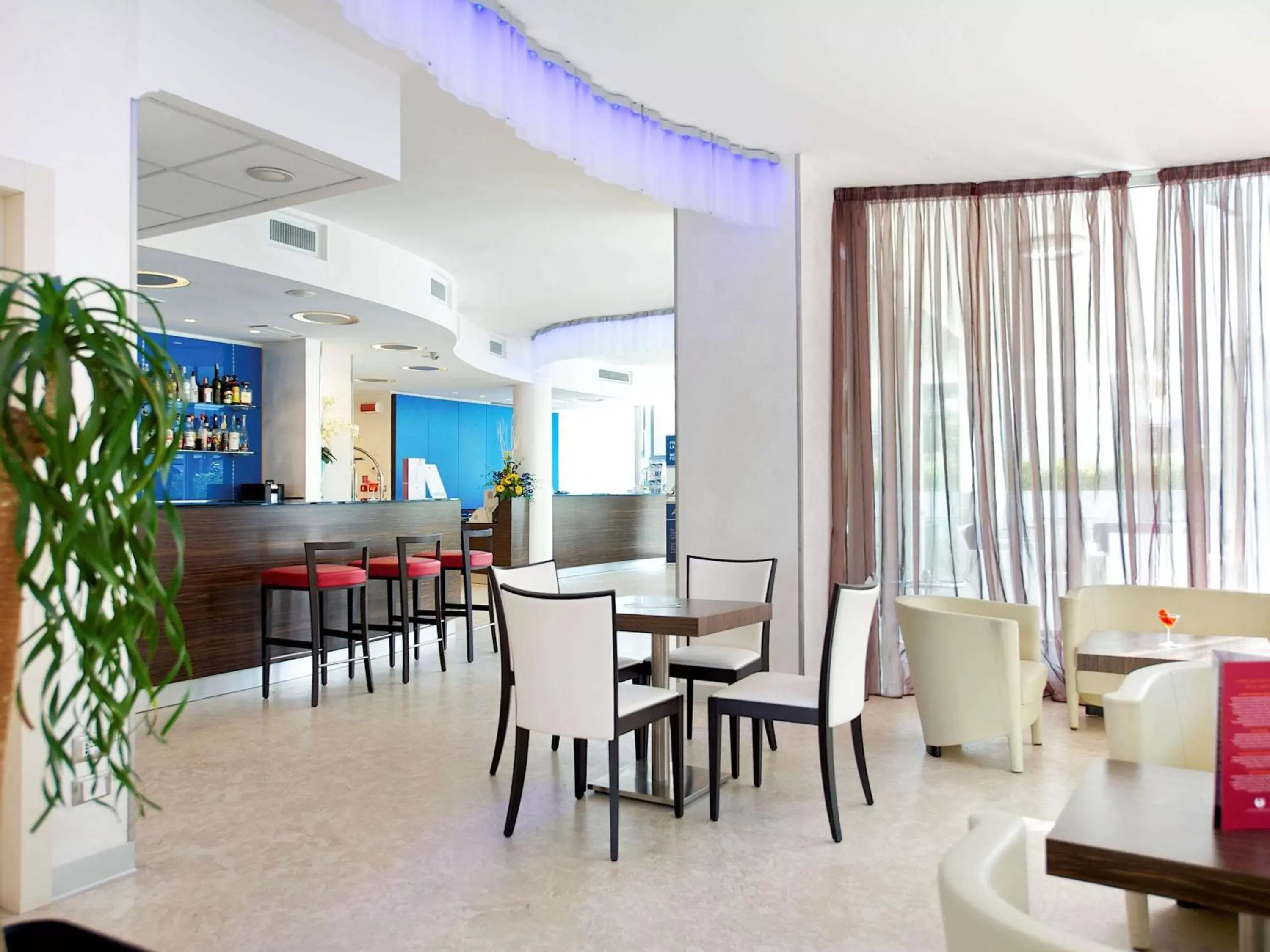 Lounge or bar, Restaurant/Places to Eat in Mercure Rimini Lungomare