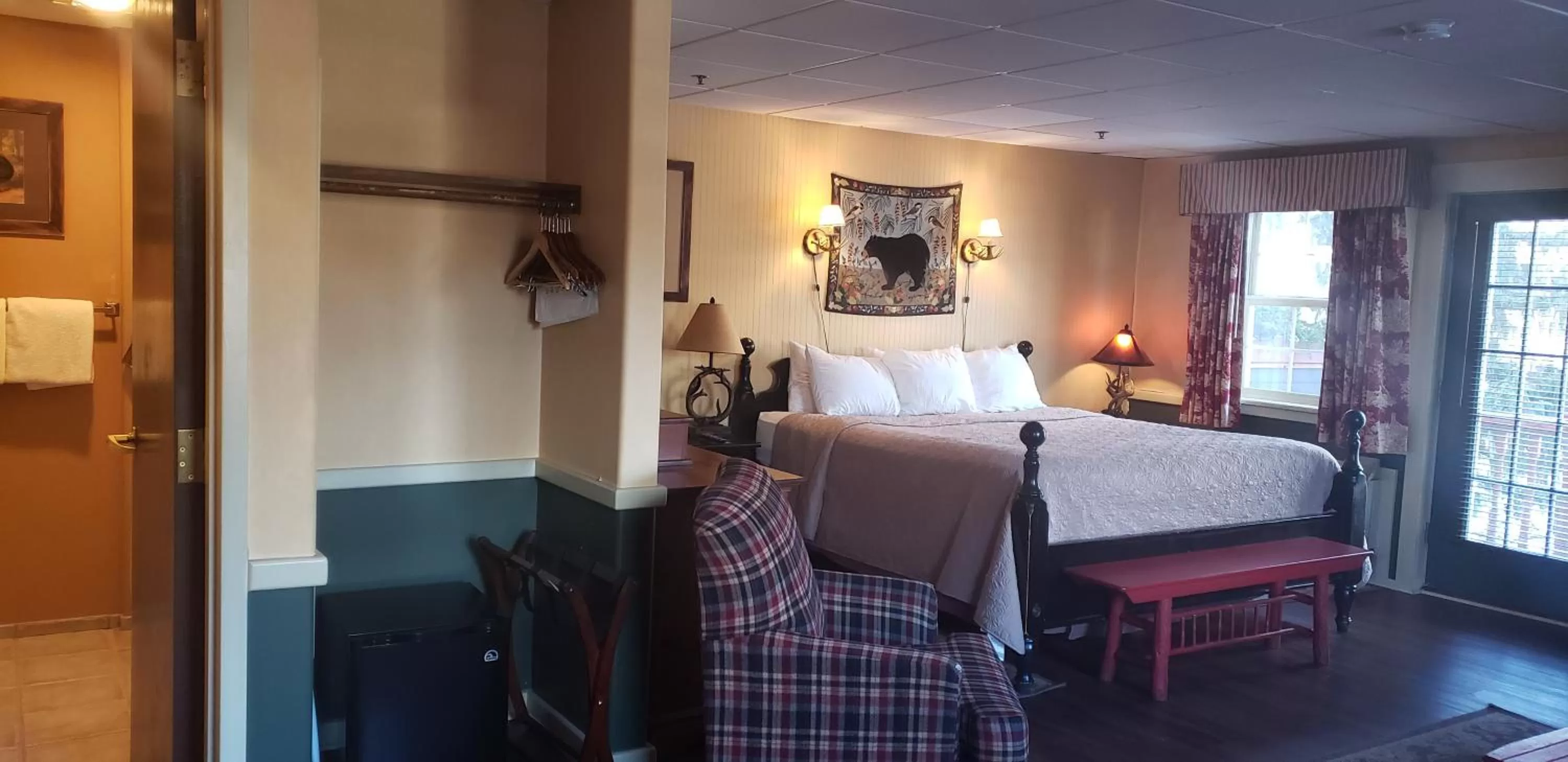Bed in The Common Man Inn, Spa & Lodge