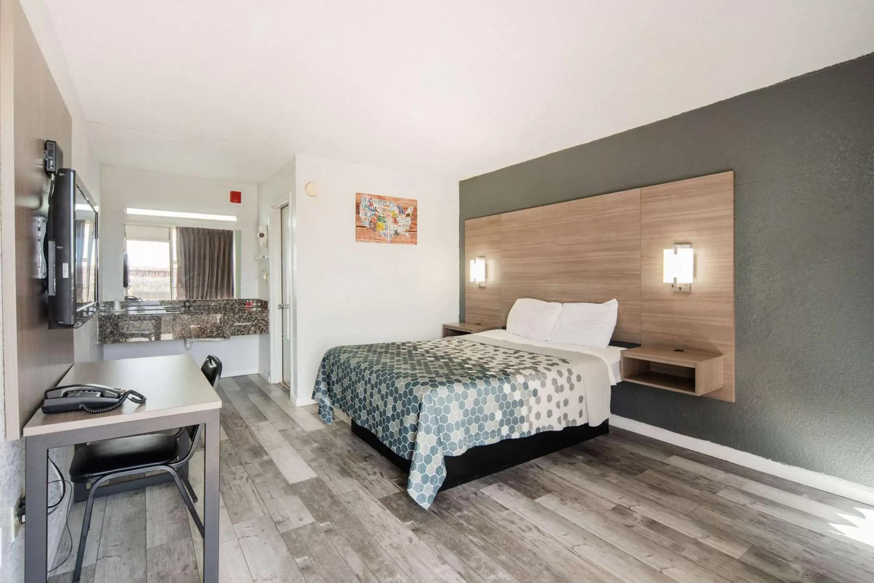 Bedroom in Econo Lodge Inn & Suites Near Bricktown