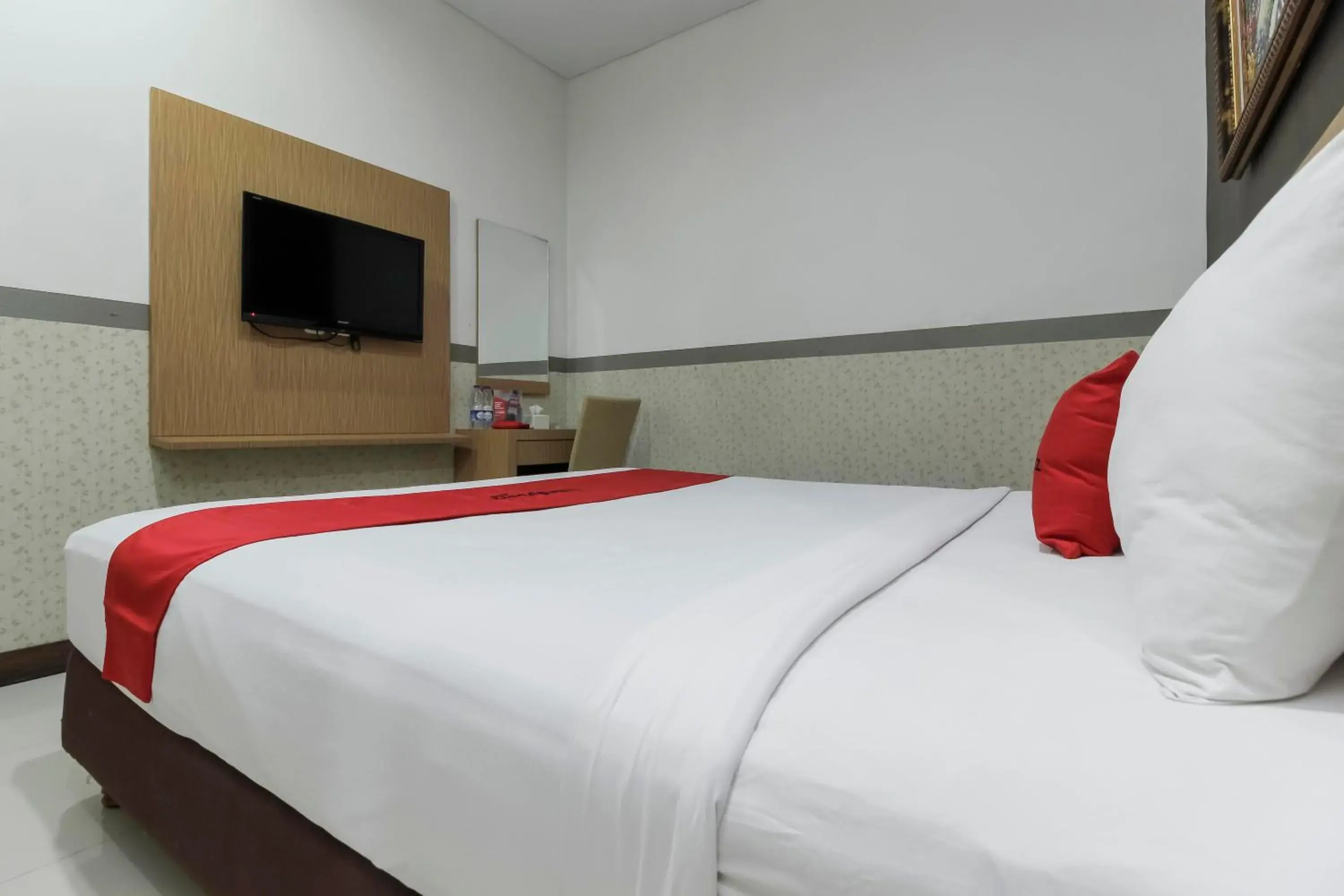 Bedroom, Bed in RedDoorz Plus @ Tuparev Cirebon