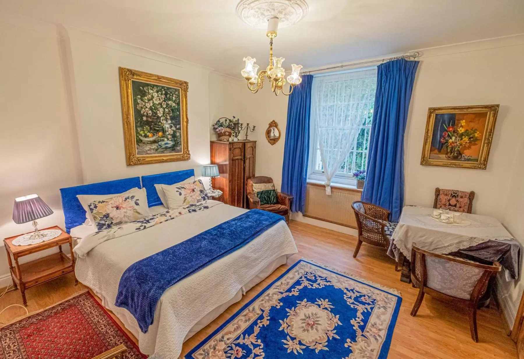 Photo of the whole room, Bed in Dawson Place, Juliette's Bed and Breakfast