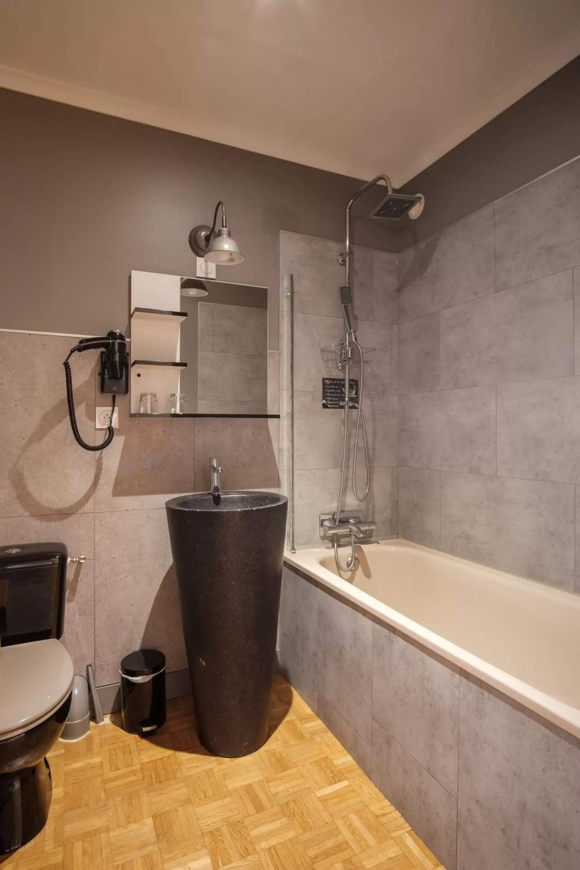 Bathroom in Dupain & Dubeurre Appart'Hôtel - Parking