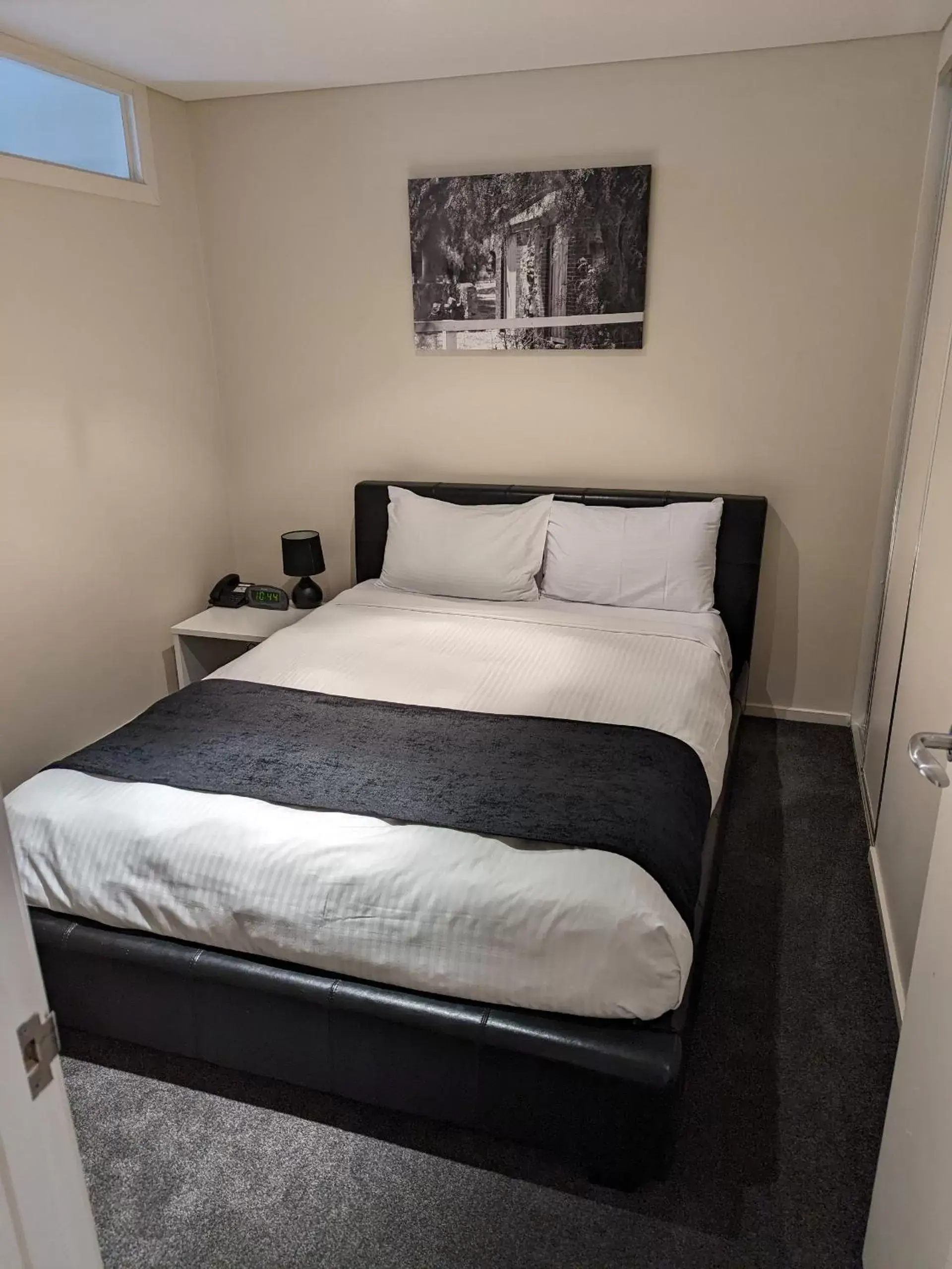Bedroom, Bed in Mawson Lakes Hotel