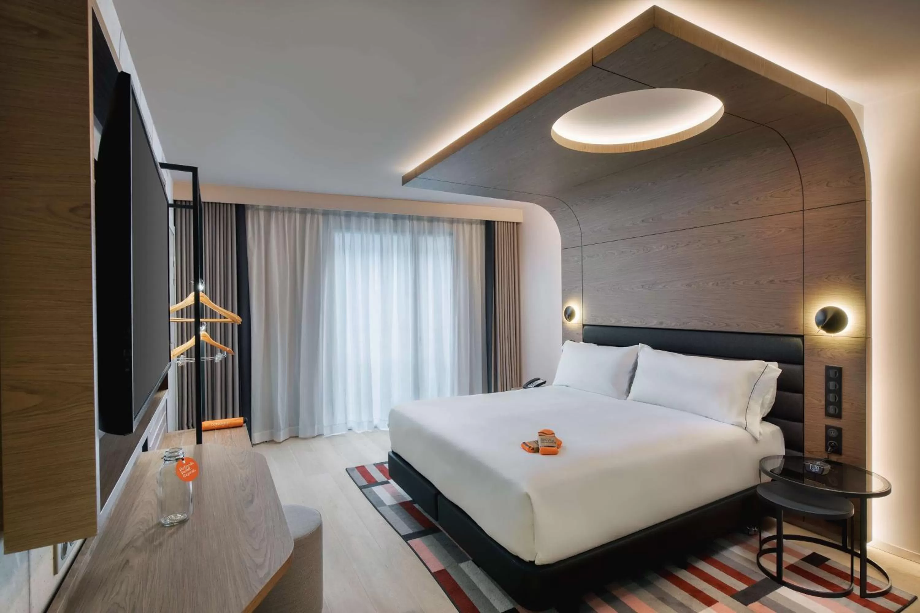 Corner Queen Room in Canopy By Hilton Paris Eiffel Tower