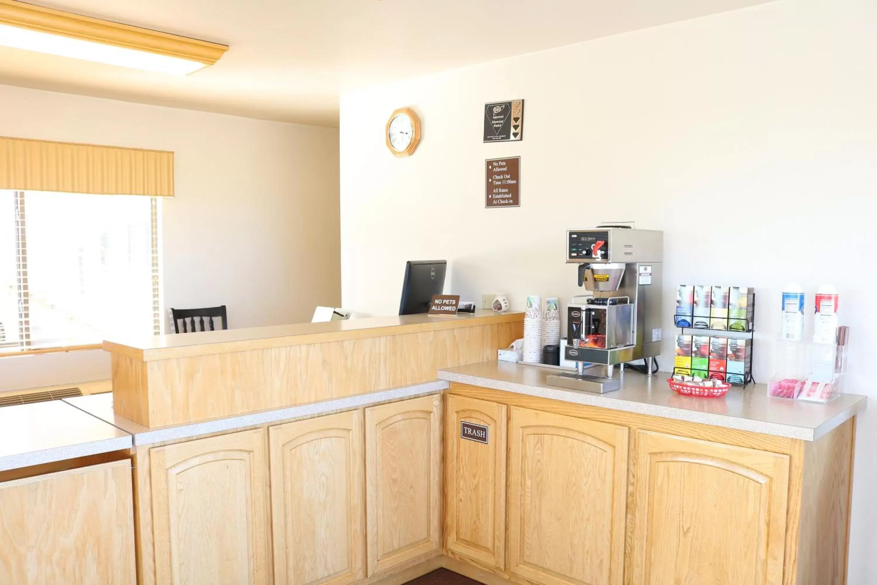 Lobby or reception, Kitchen/Kitchenette in Highland Country Inn Flagstaff
