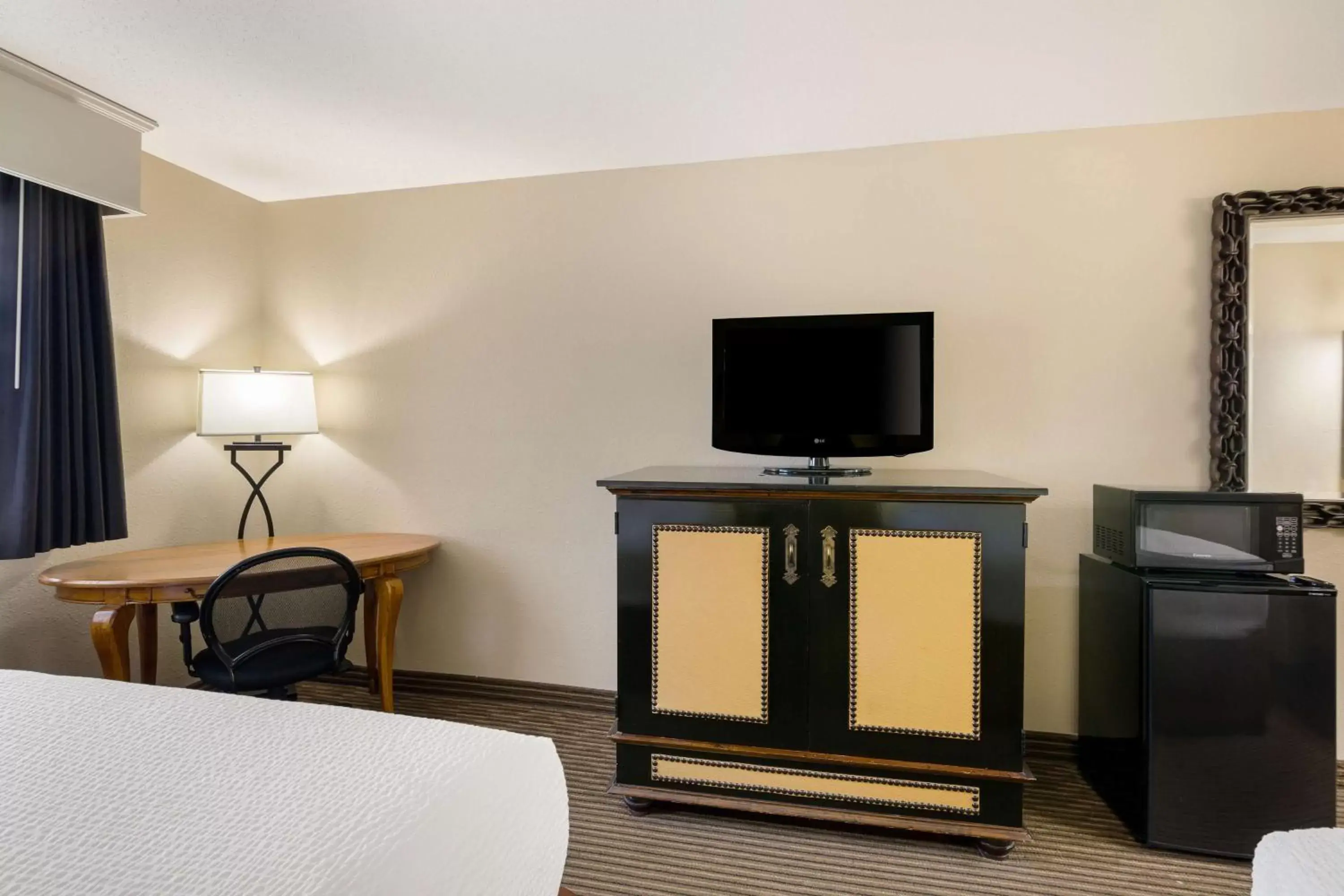 Bedroom, TV/Entertainment Center in Revel Hotel Minot - SureStay Collection by Best Western