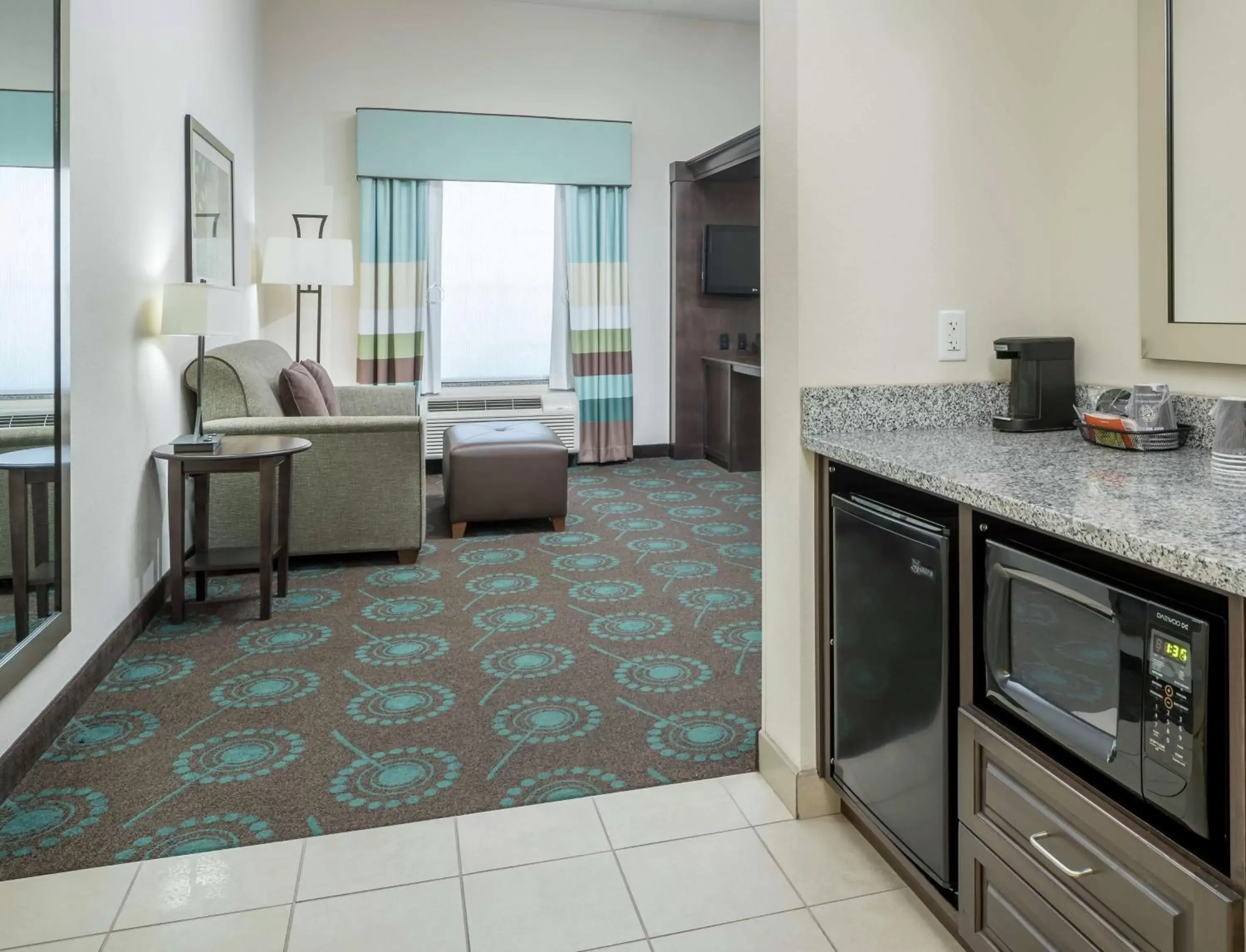 Bedroom, Kitchen/Kitchenette in Hampton Inn & Suites Huntsville Research Park Area