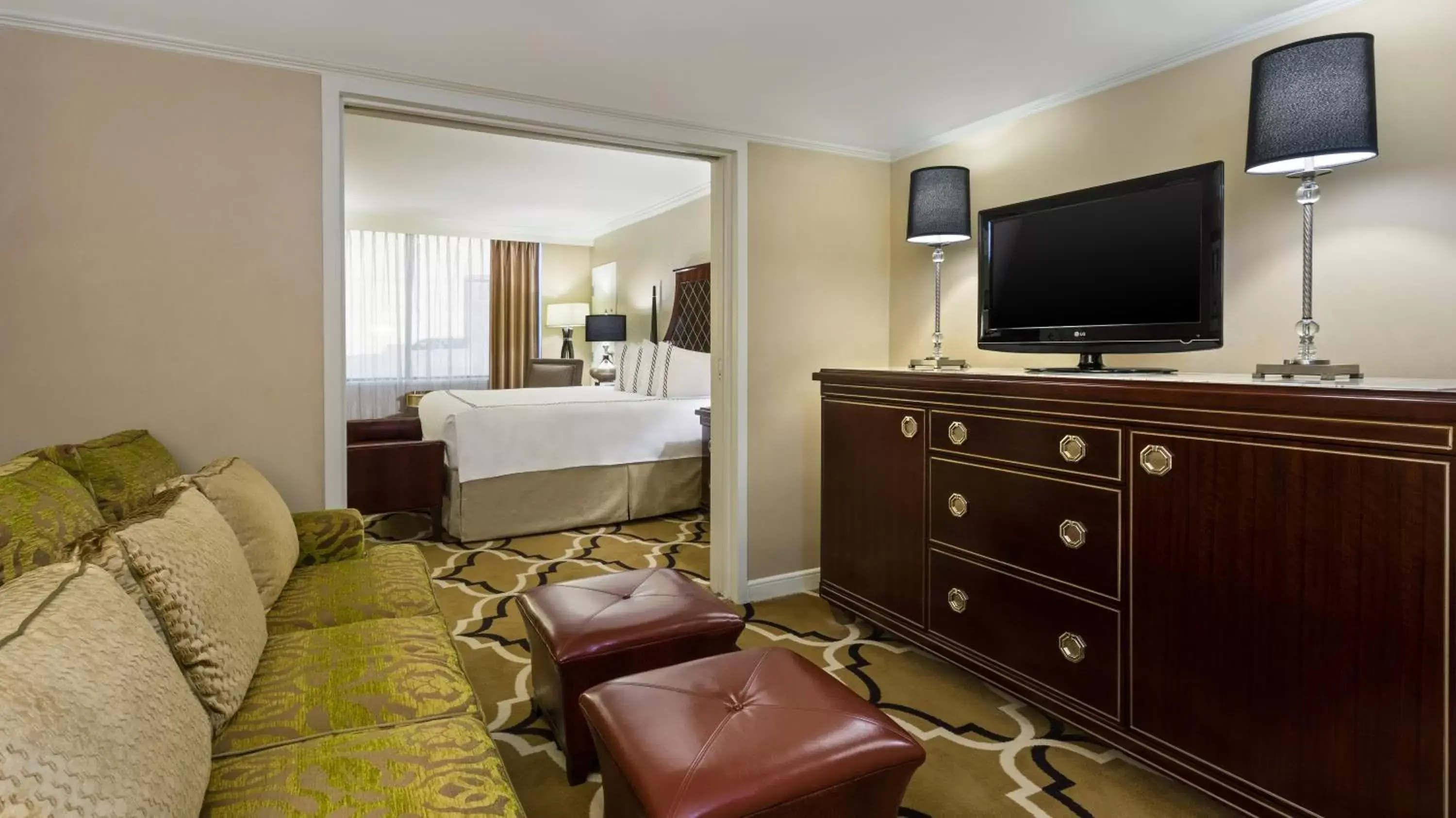 Photo of the whole room, TV/Entertainment Center in InterContinental New Orleans, an IHG Hotel