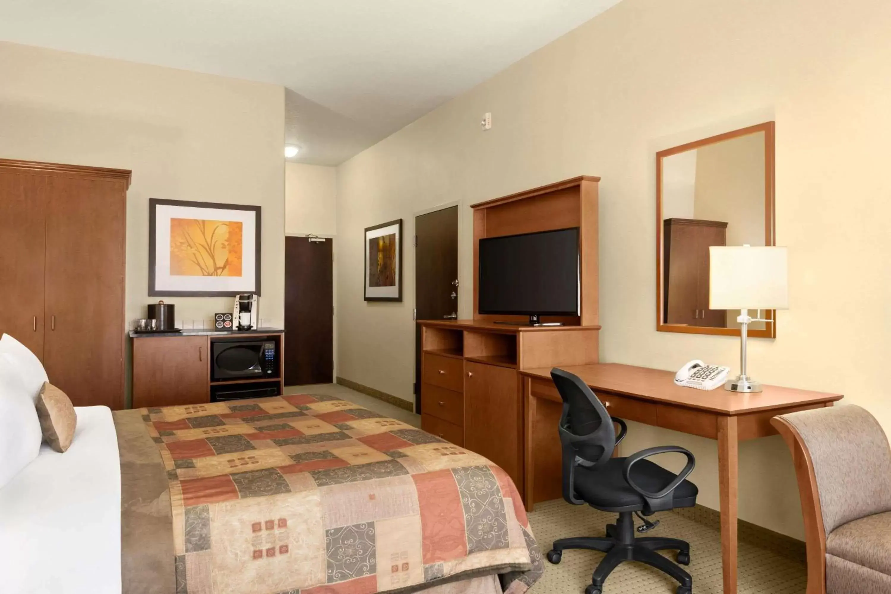 Photo of the whole room, TV/Entertainment Center in Ramada by Wyndham Drayton Valley