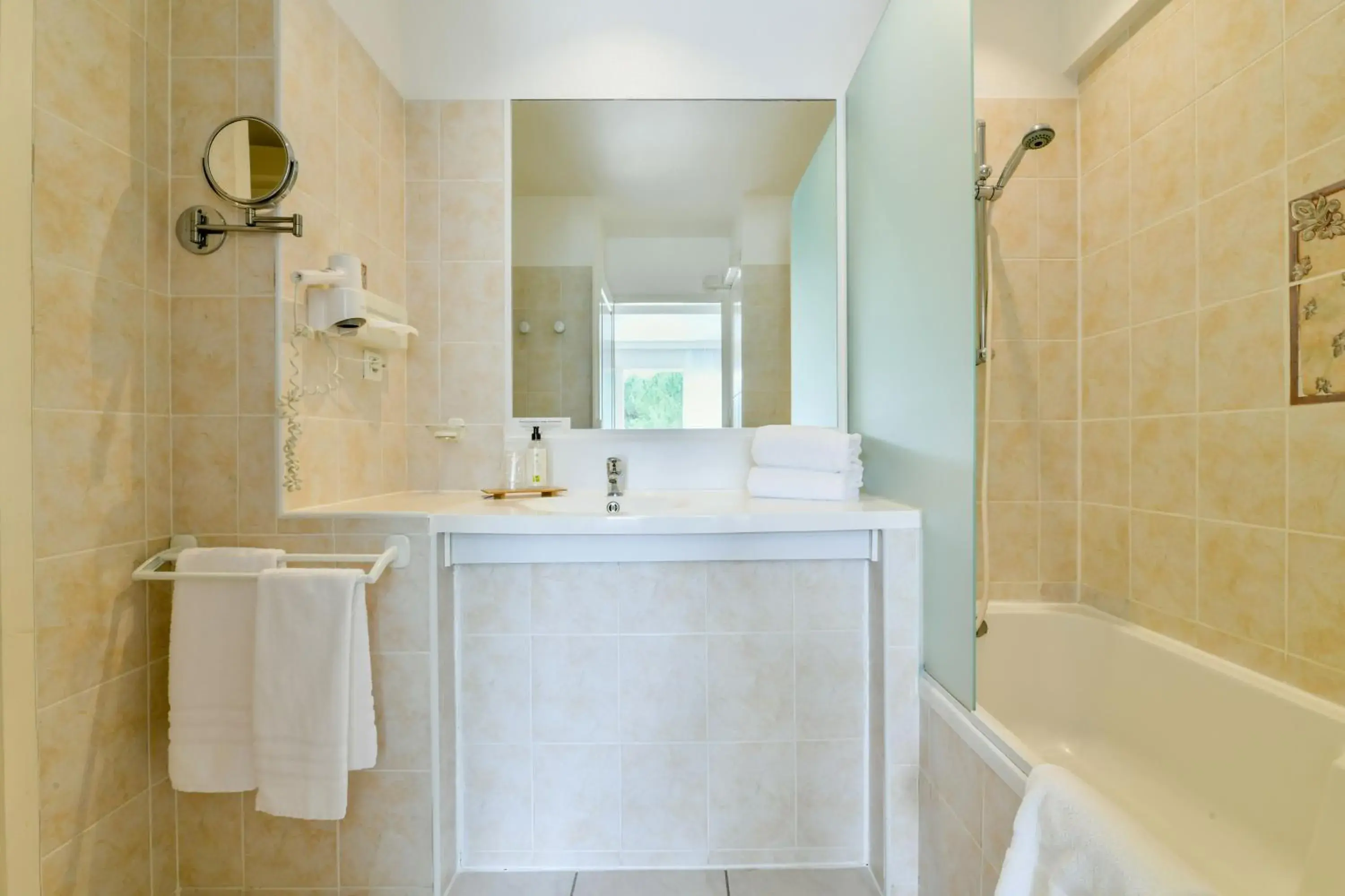 Bathroom in Hôtel Restaurant La Forestière