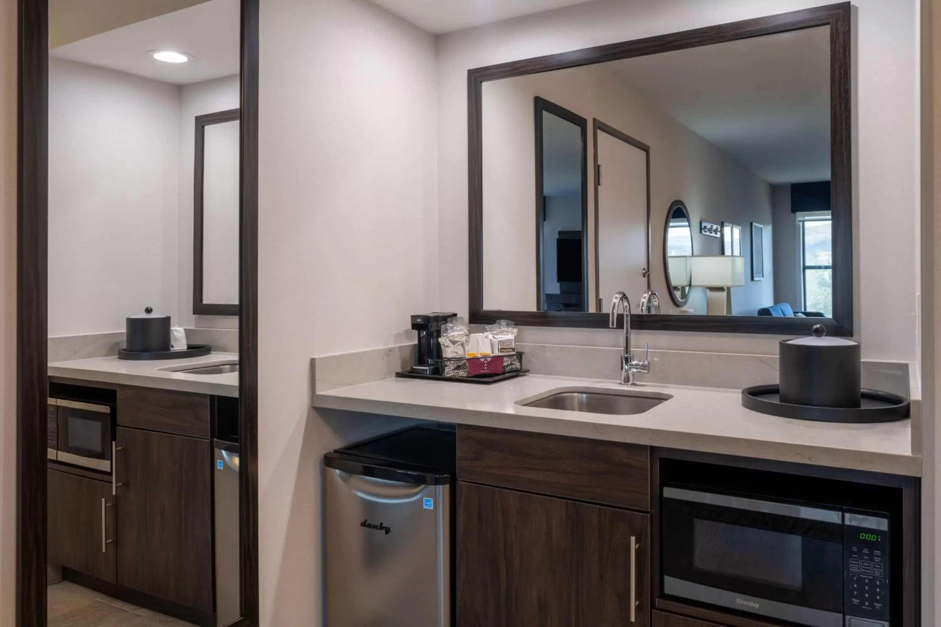 Photo of the whole room, Kitchen/Kitchenette in Hampton Inn & Suites Agoura Hills