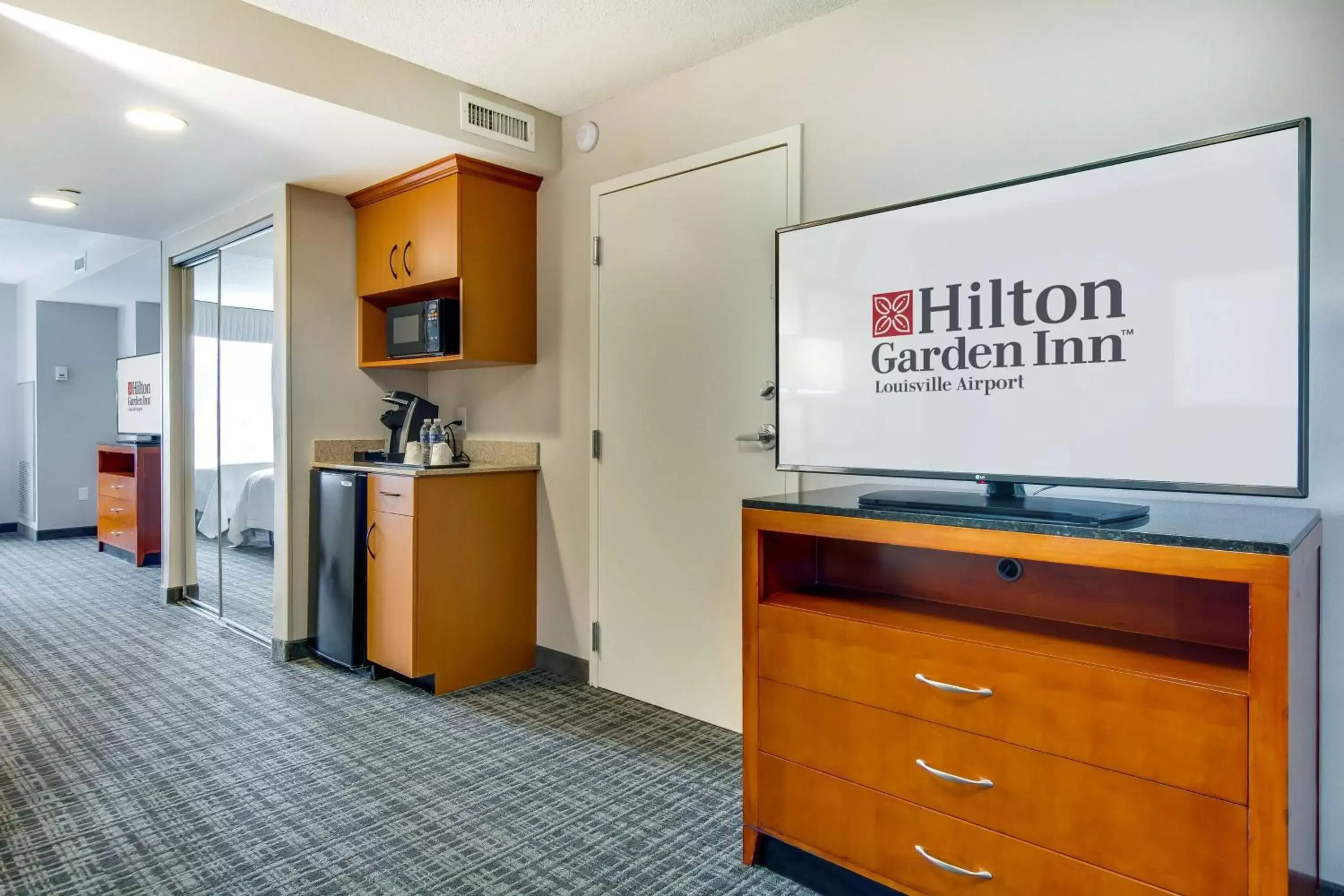 Bedroom, Kitchen/Kitchenette in Hilton Garden Inn Louisville Airport