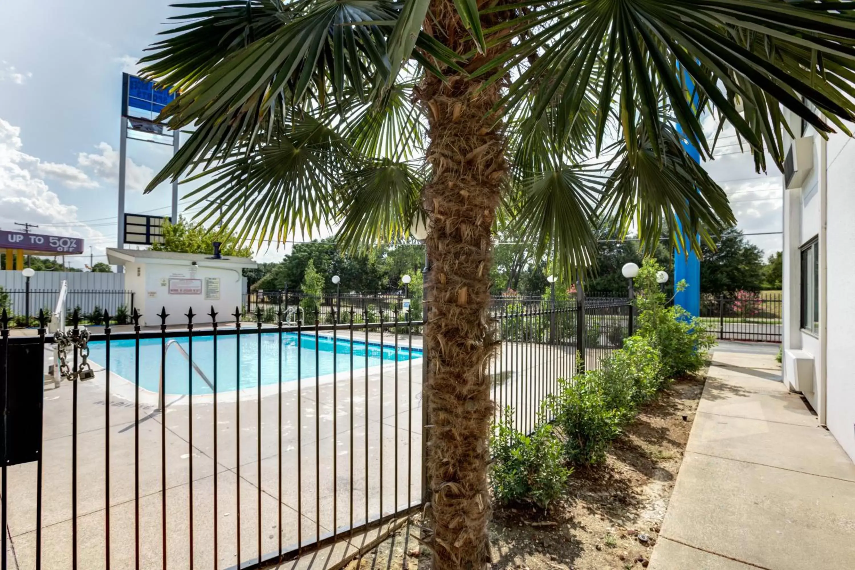 Decorative detail, Swimming Pool in Motel 6-Dallas, TX - South